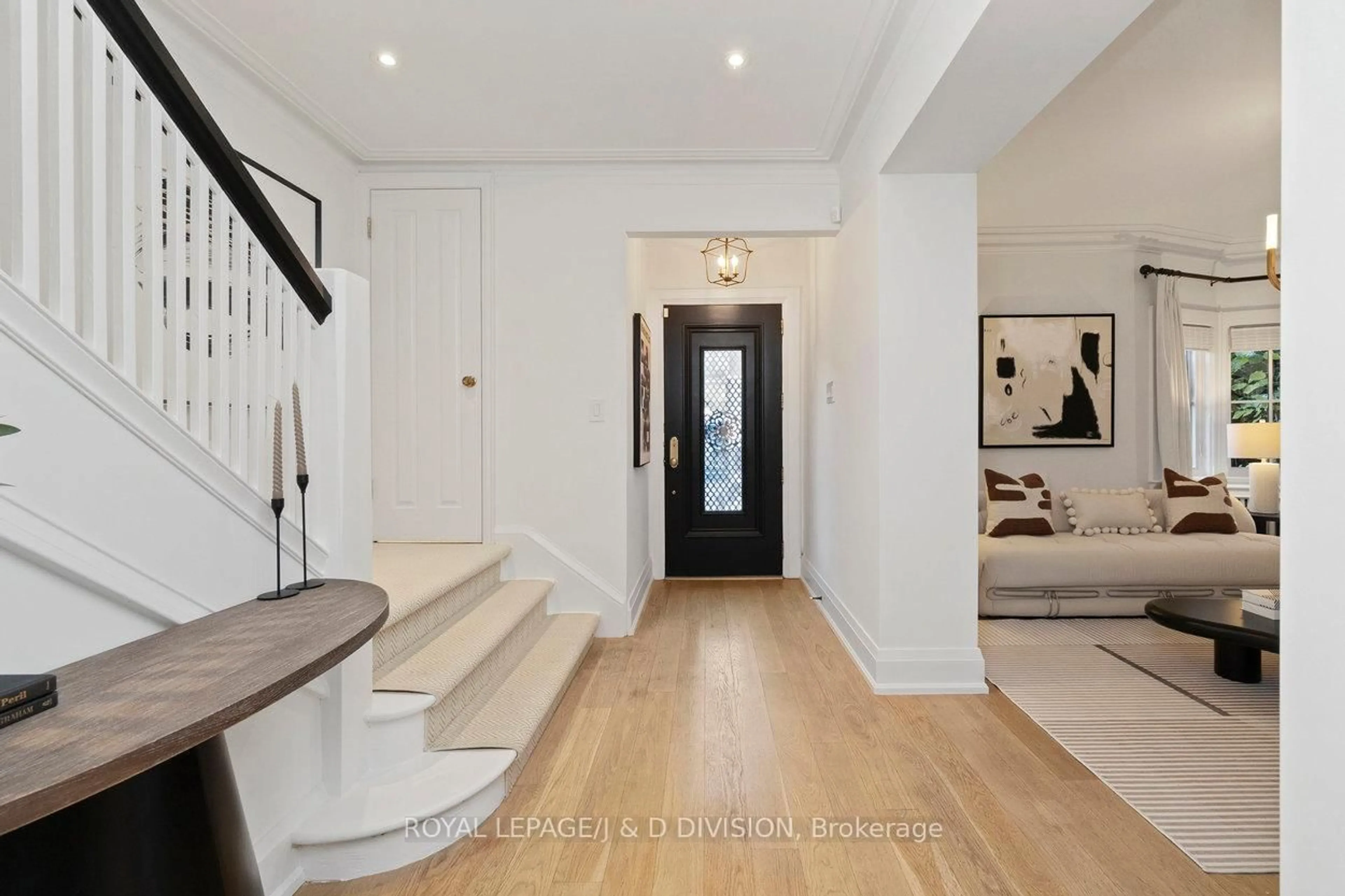 Indoor entryway for 146 Balmoral Ave, Toronto Ontario M4V 1J4