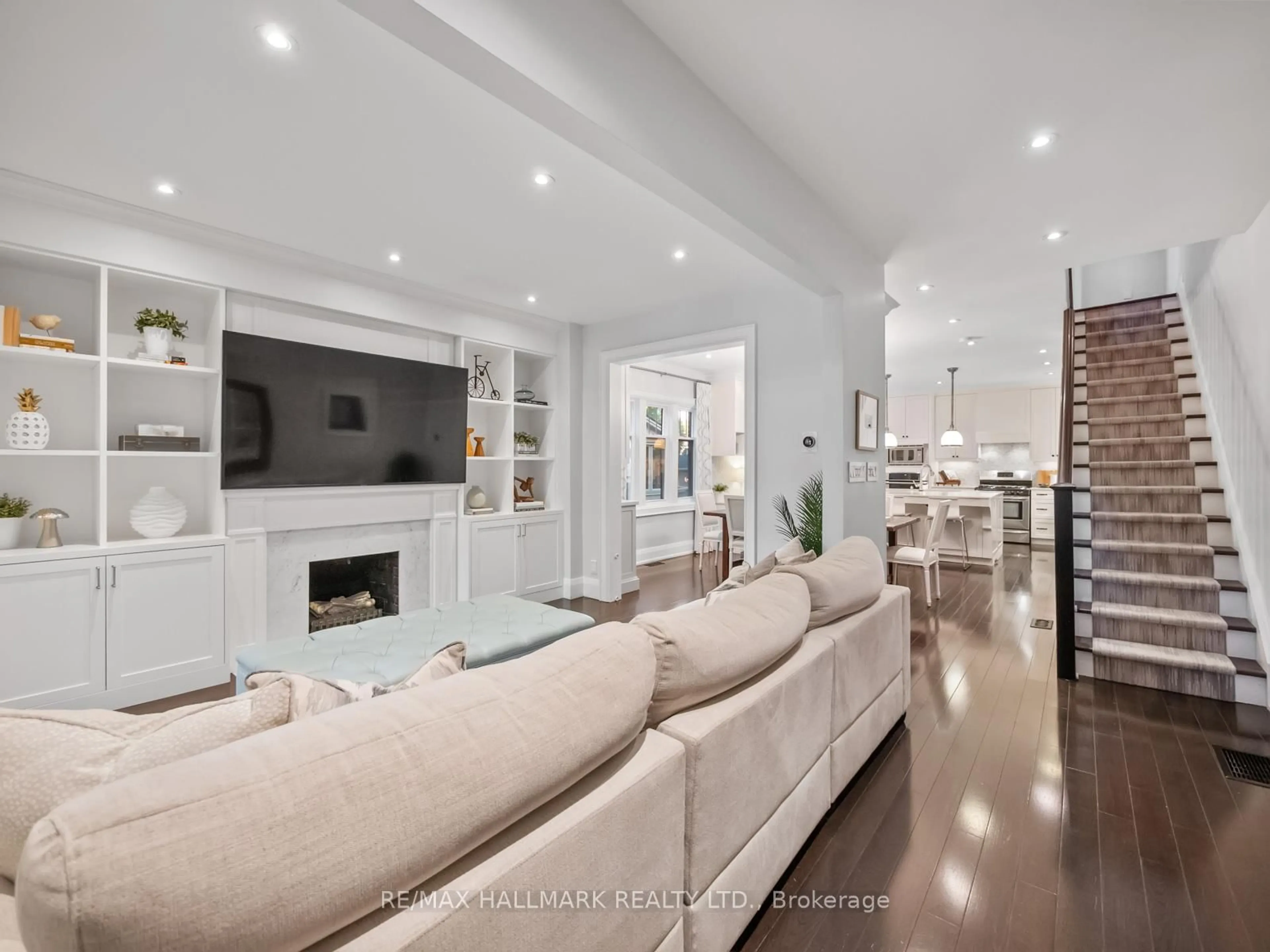 Living room with furniture, unknown for 113 Melrose Ave, Toronto Ontario M5M 1Y8