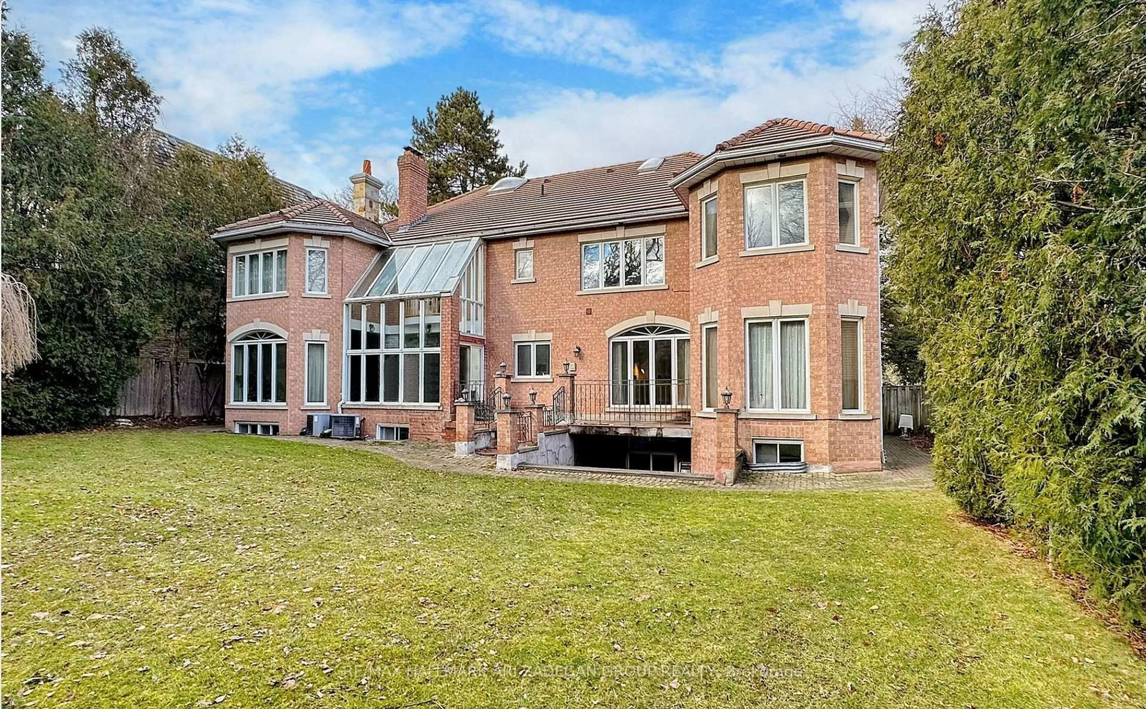 A pic from outside/outdoor area/front of a property/back of a property/a pic from drone, building for 11 Vernham Ave, Toronto Ontario M2L 2B1