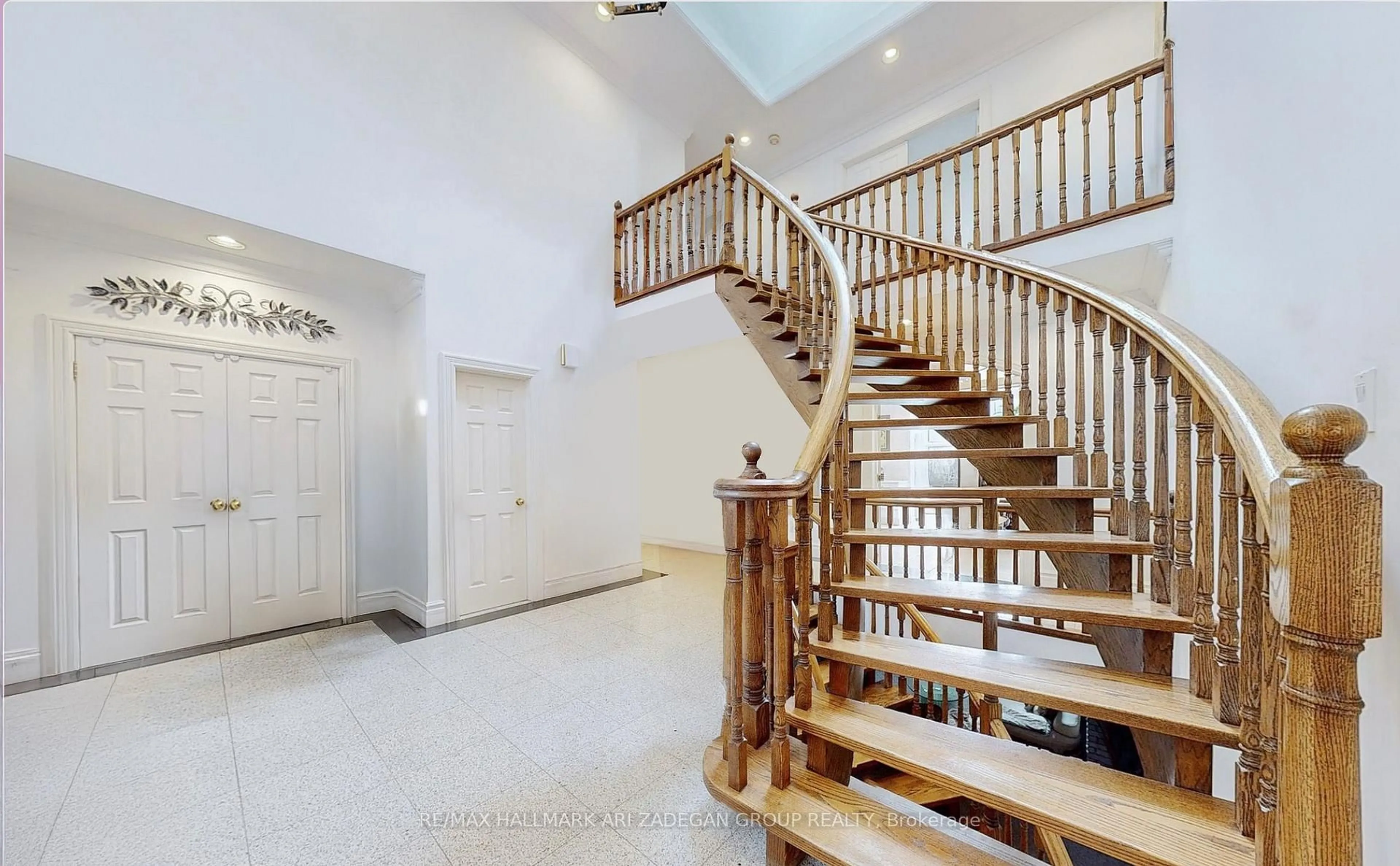 Indoor foyer for 11 Vernham Ave, Toronto Ontario M2L 2B1