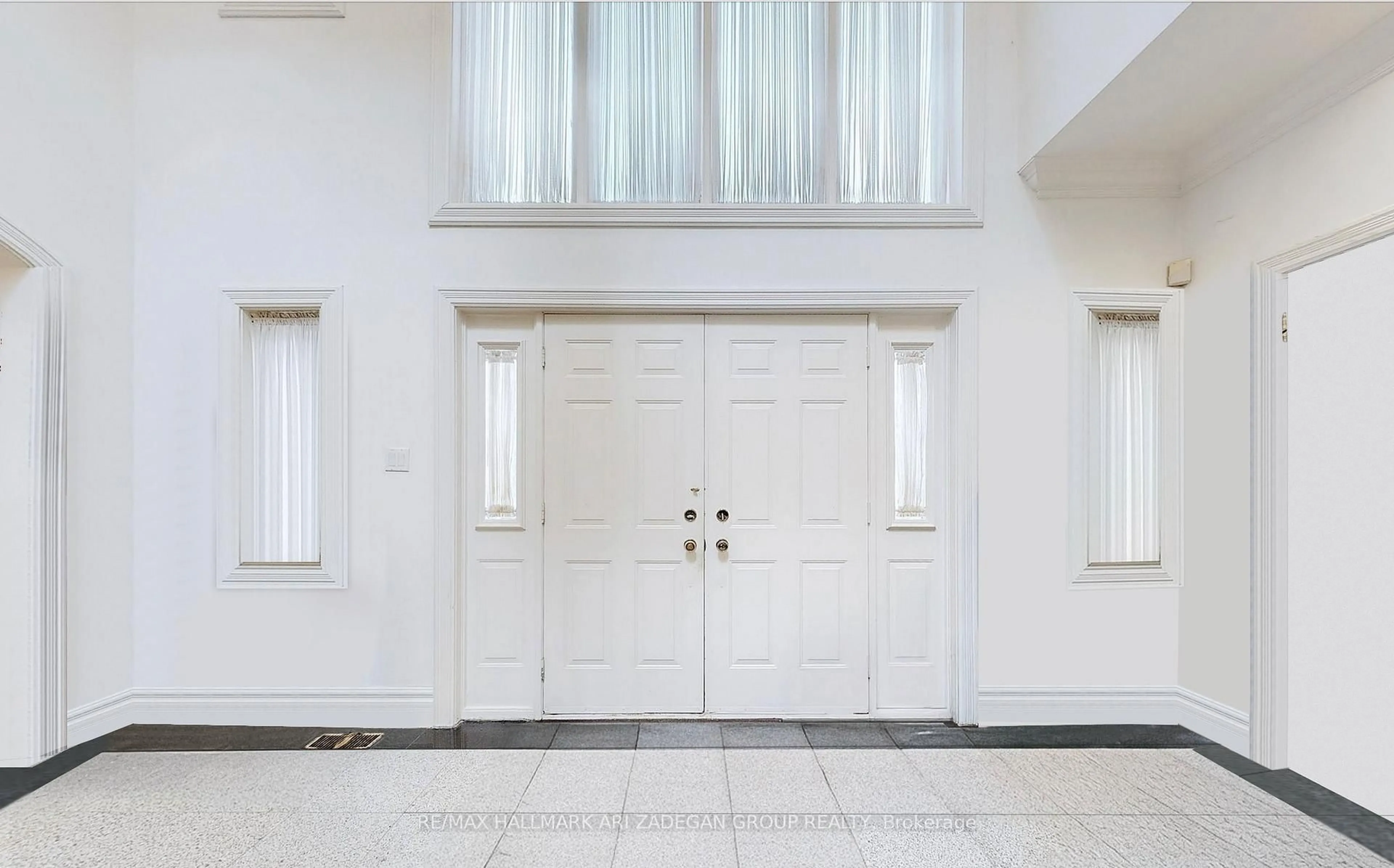 Indoor foyer for 11 Vernham Ave, Toronto Ontario M2L 2B1