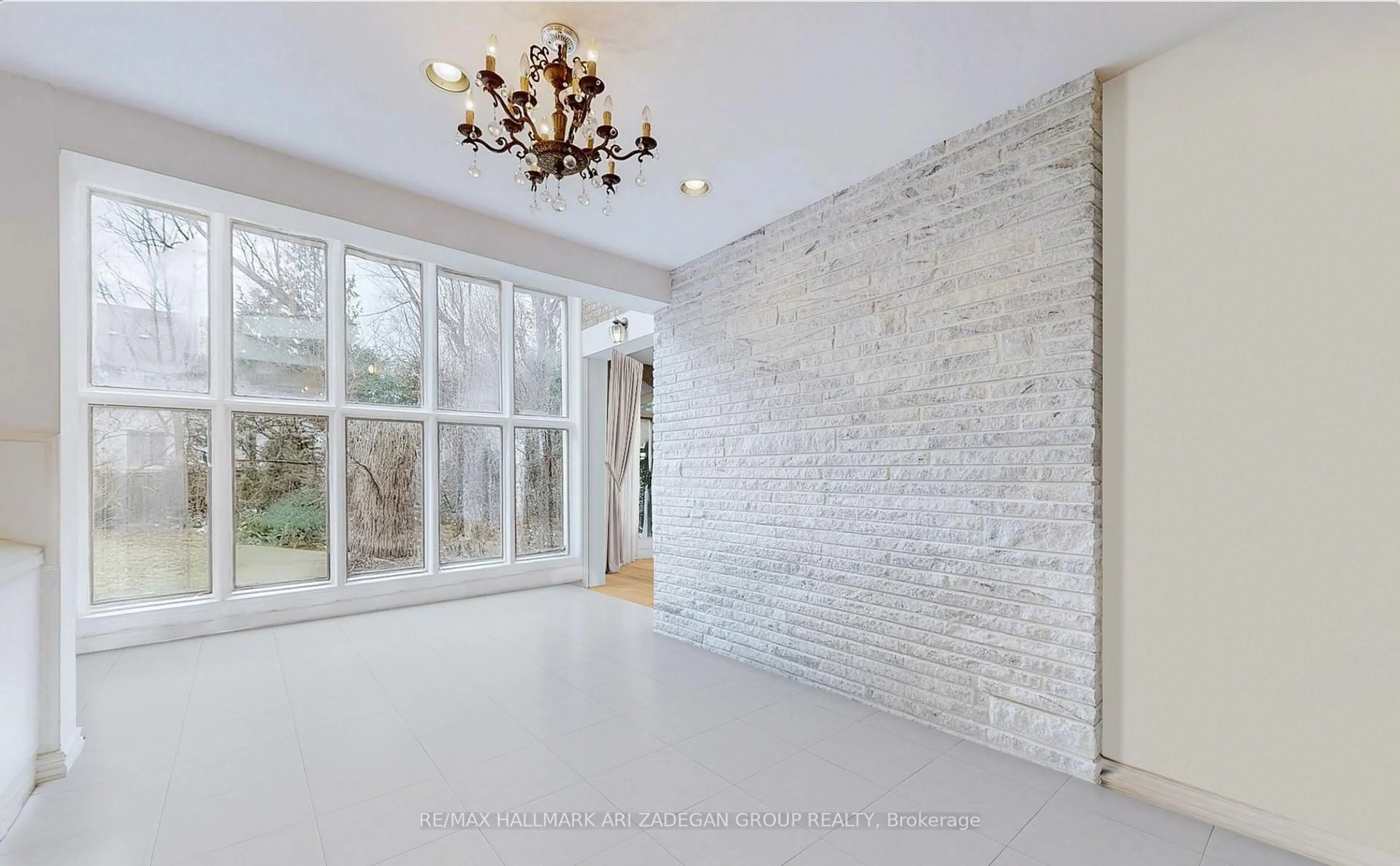 Indoor foyer for 11 Vernham Ave, Toronto Ontario M2L 2B1