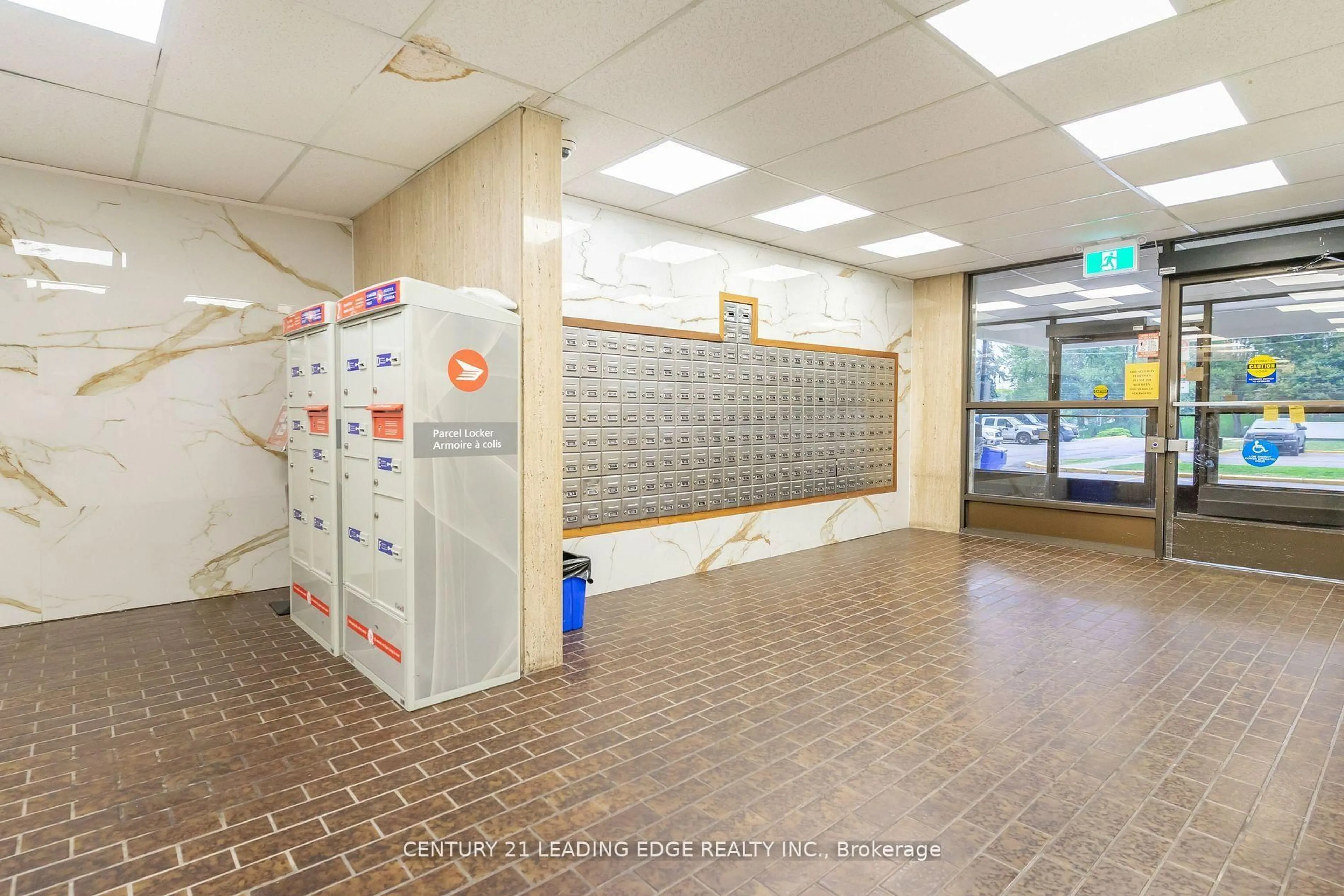 Indoor foyer for 45 Sunrise Ave #1702, Toronto Ontario M4A 2S3