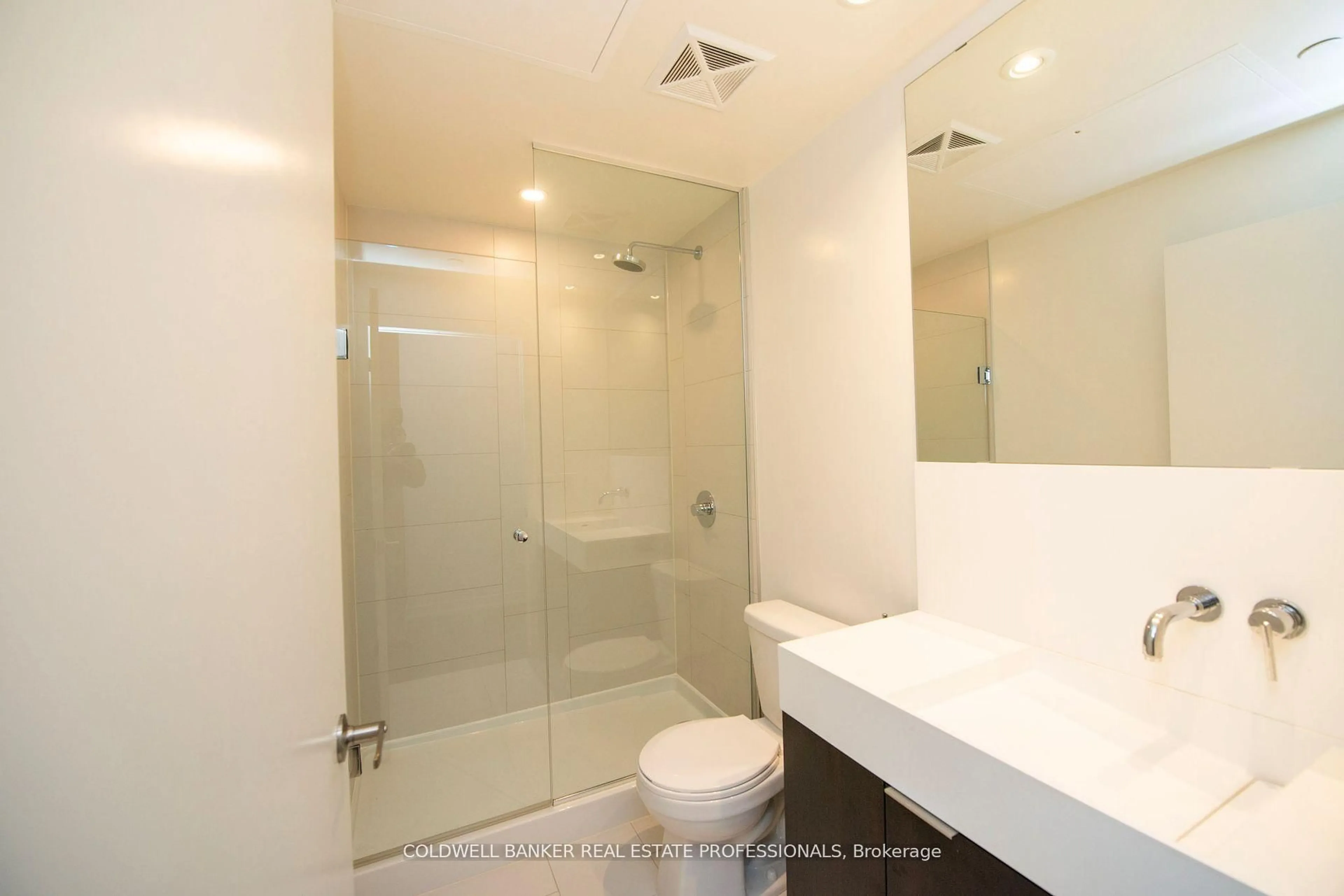 Standard bathroom, ceramic/tile floor for 15 Lower Jarvis St #917, Toronto Ontario M5E 1R7
