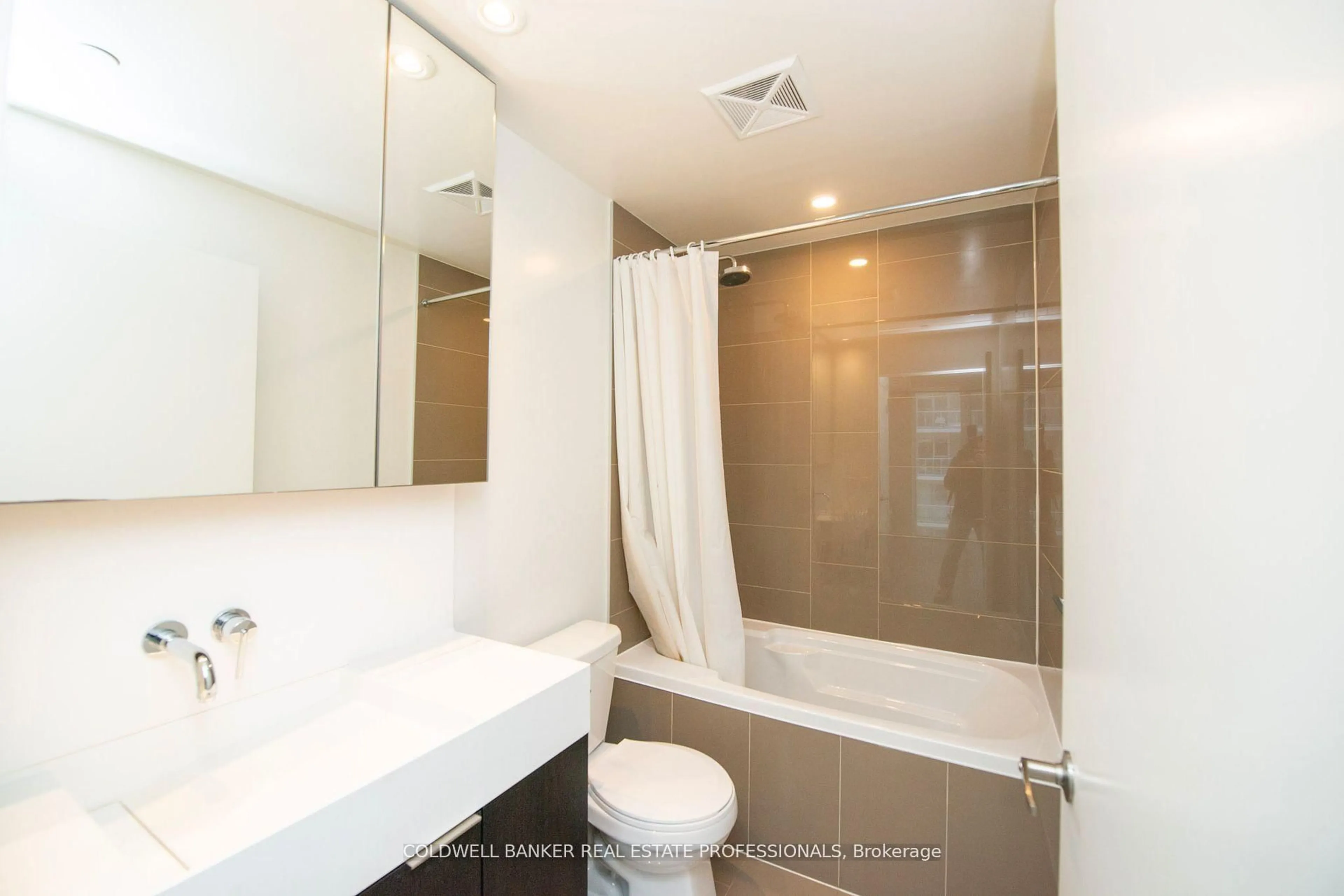 Standard bathroom, ceramic/tile floor for 15 Lower Jarvis St #917, Toronto Ontario M5E 1R7