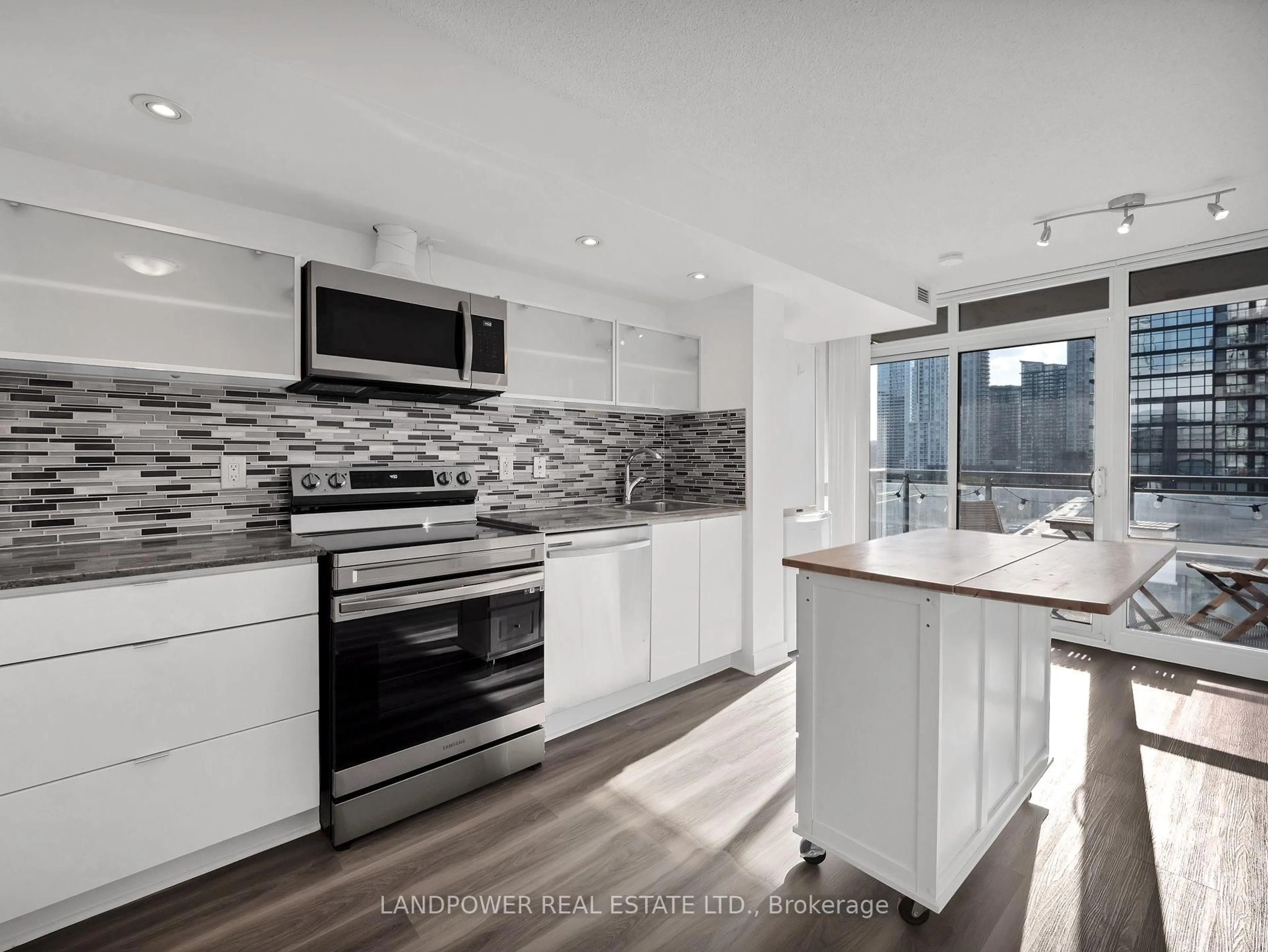 Open concept kitchen, unknown for 4K Spadina Ave #720, Toronto Ontario M5V 3Y9