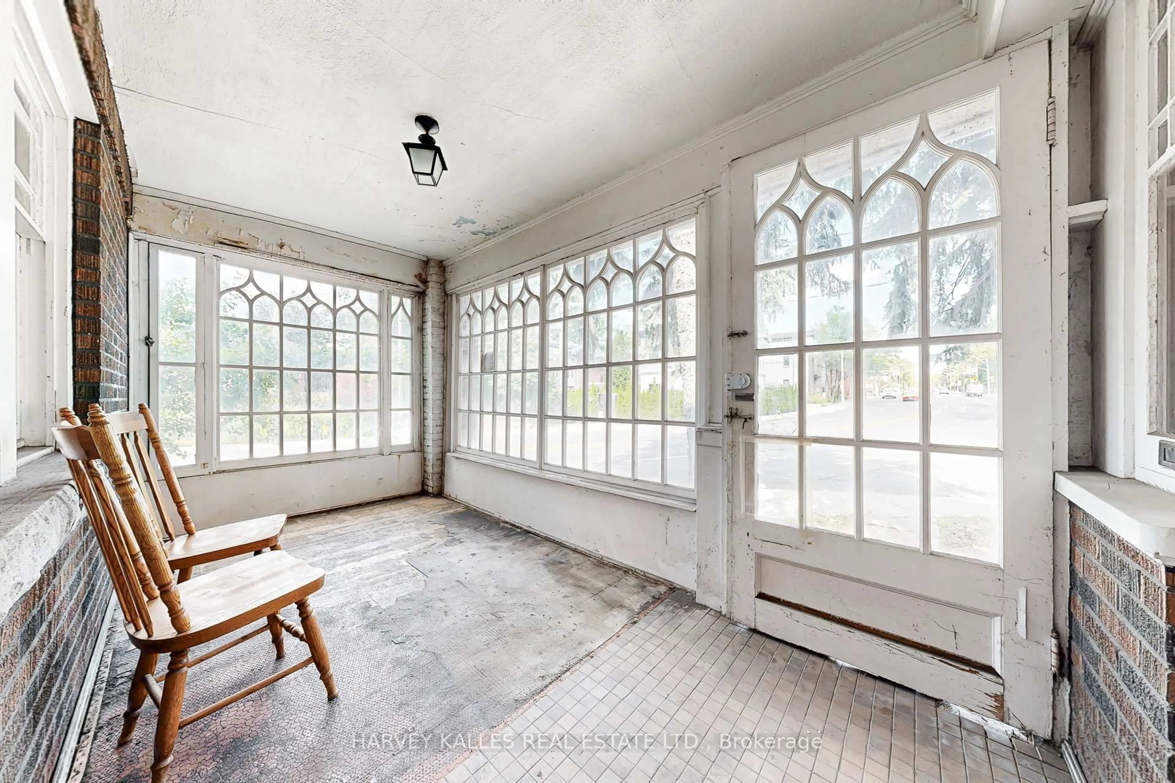 Indoor entryway for 99 Glenrose Ave, Toronto Ontario M4T 1K7