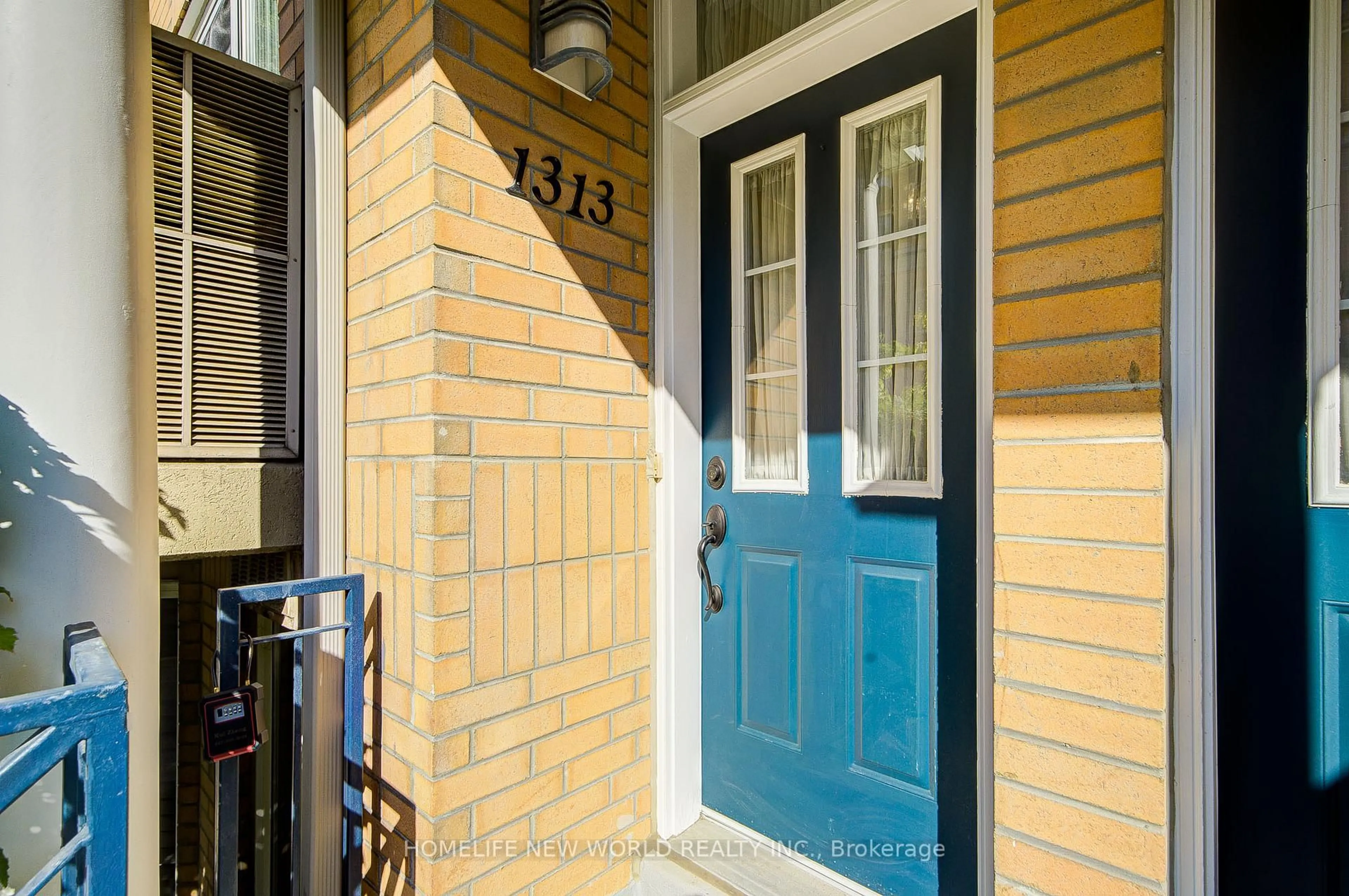 Indoor entryway for 28 Sommerset Way #1313, Toronto Ontario M2N 6W7