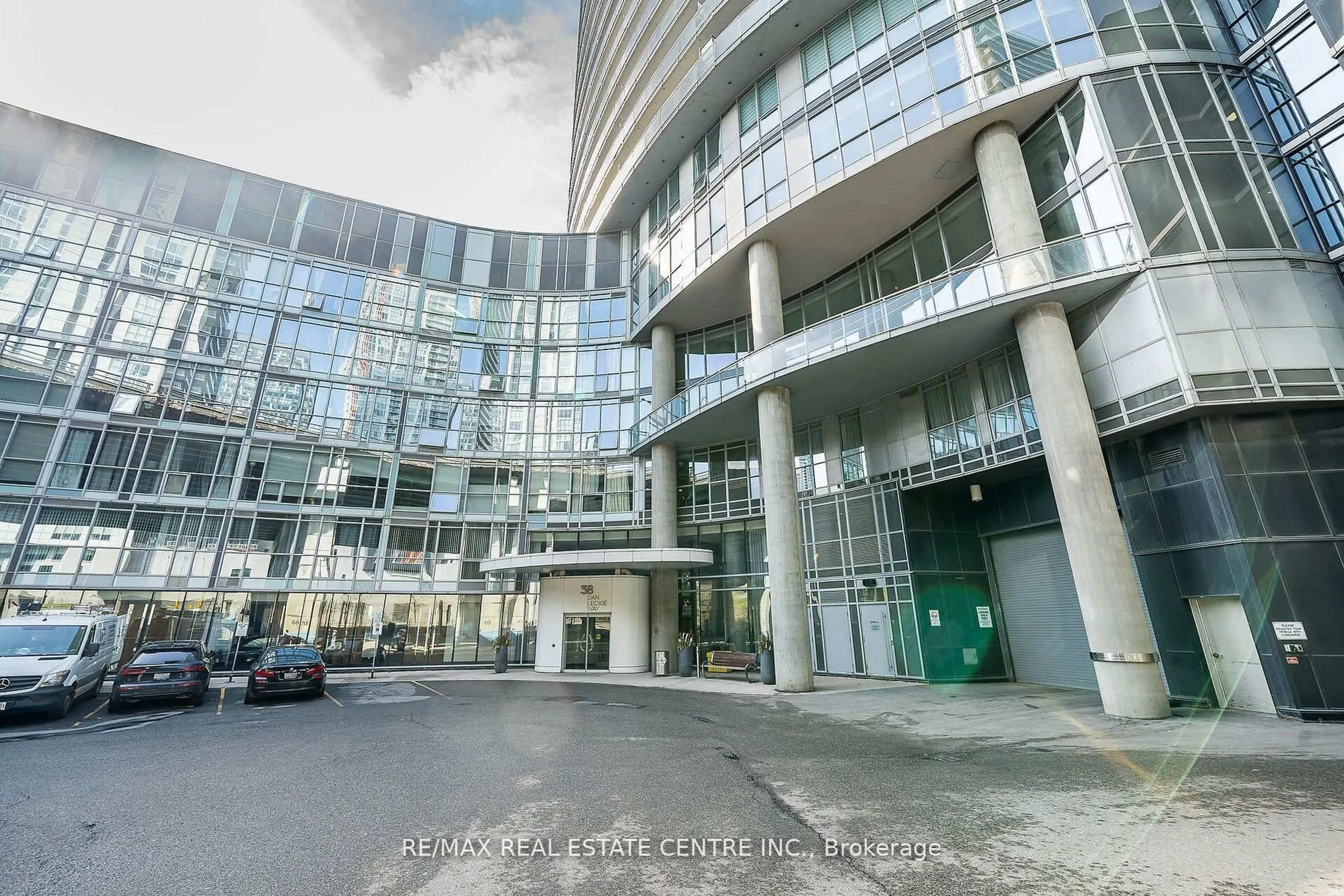 Indoor foyer for 38 Dan Leckie Way #233, Toronto Ontario M5V 2V6