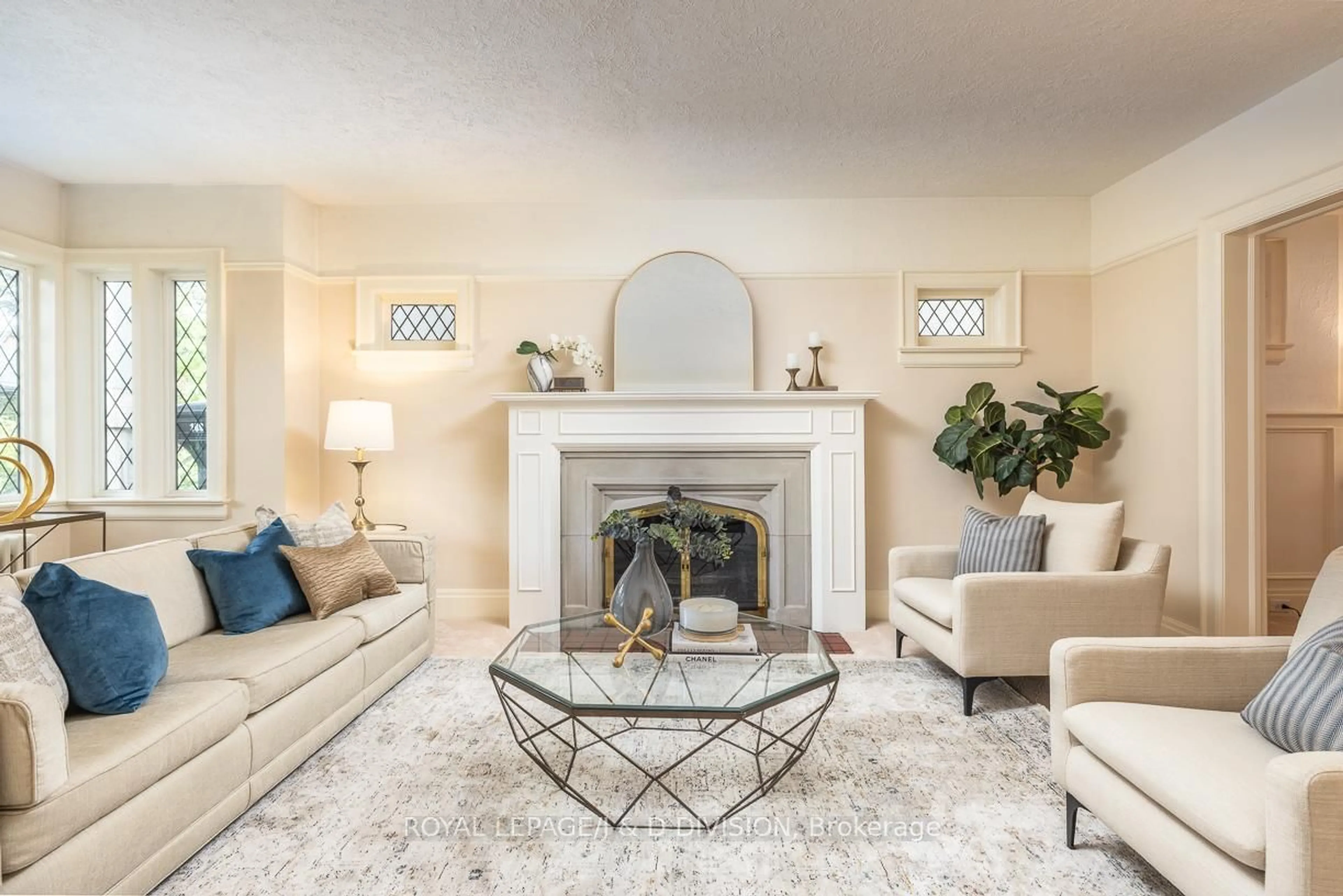 Living room with furniture, unknown for 193 Glenview Ave, Toronto Ontario M4R 1R4