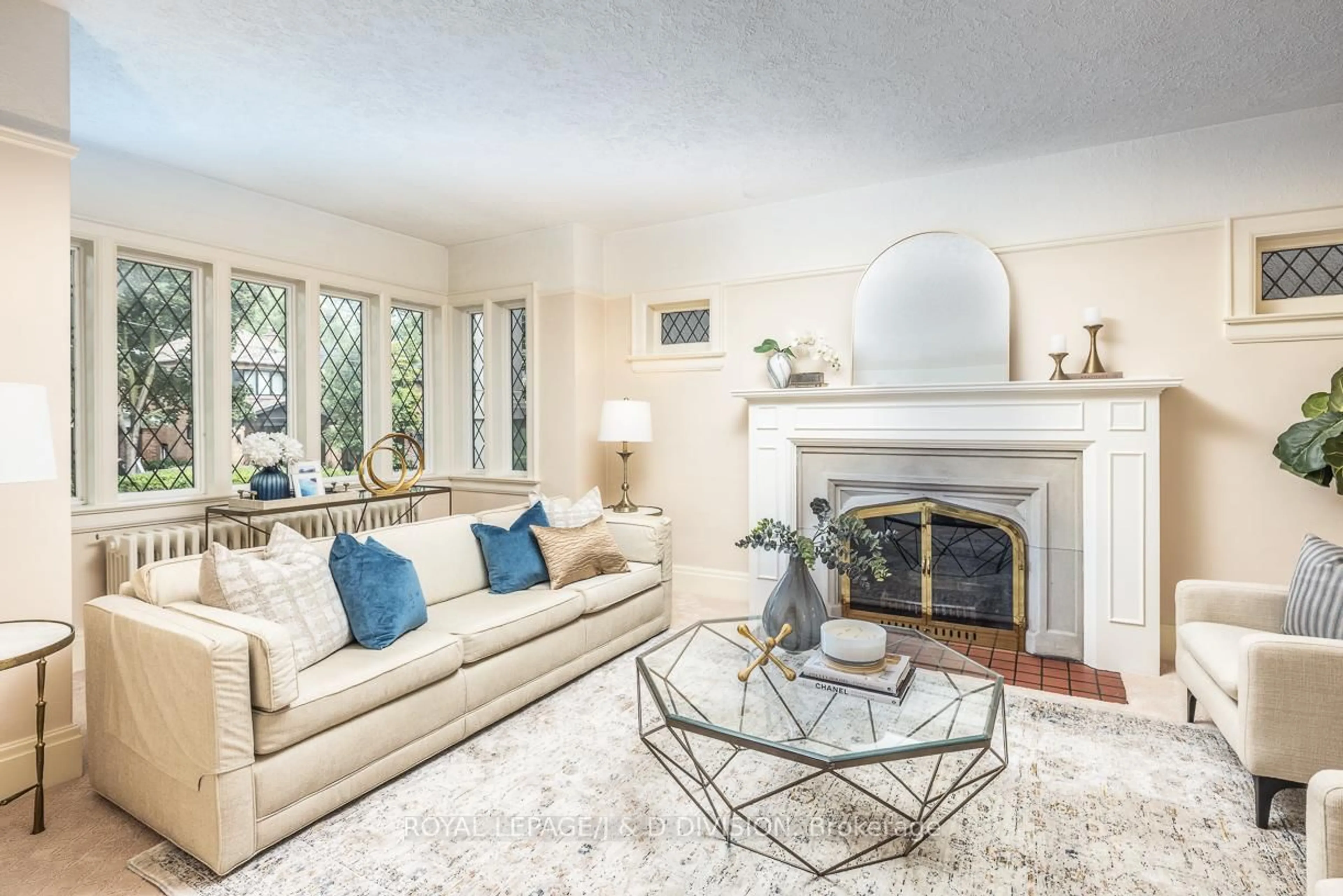 Living room with furniture, unknown for 193 Glenview Ave, Toronto Ontario M4R 1R4