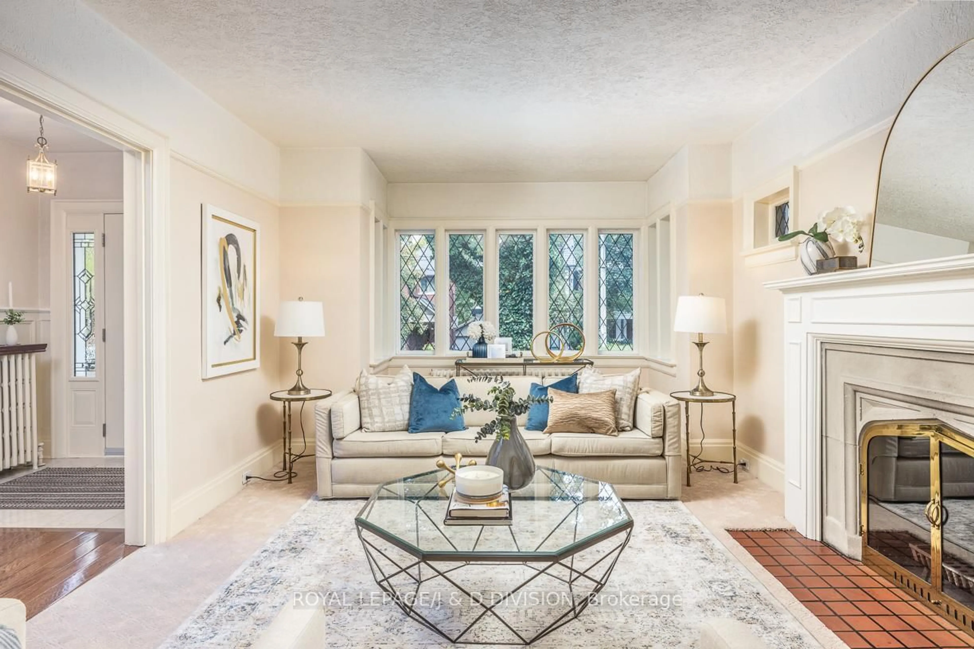 Living room with furniture, unknown for 193 Glenview Ave, Toronto Ontario M4R 1R4