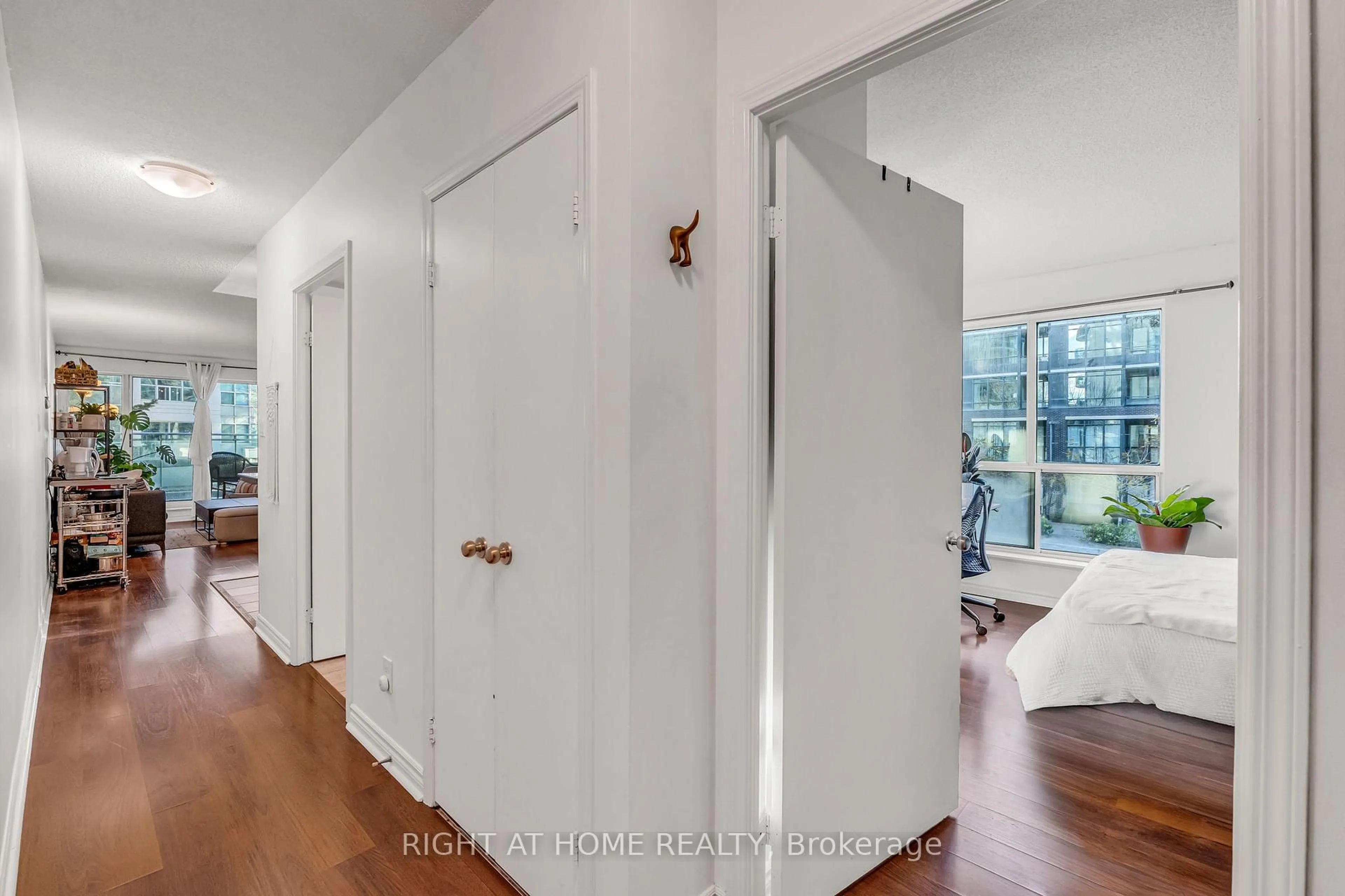 Indoor entryway for 600 Queens Quay #202, Toronto Ontario M5V 3M3