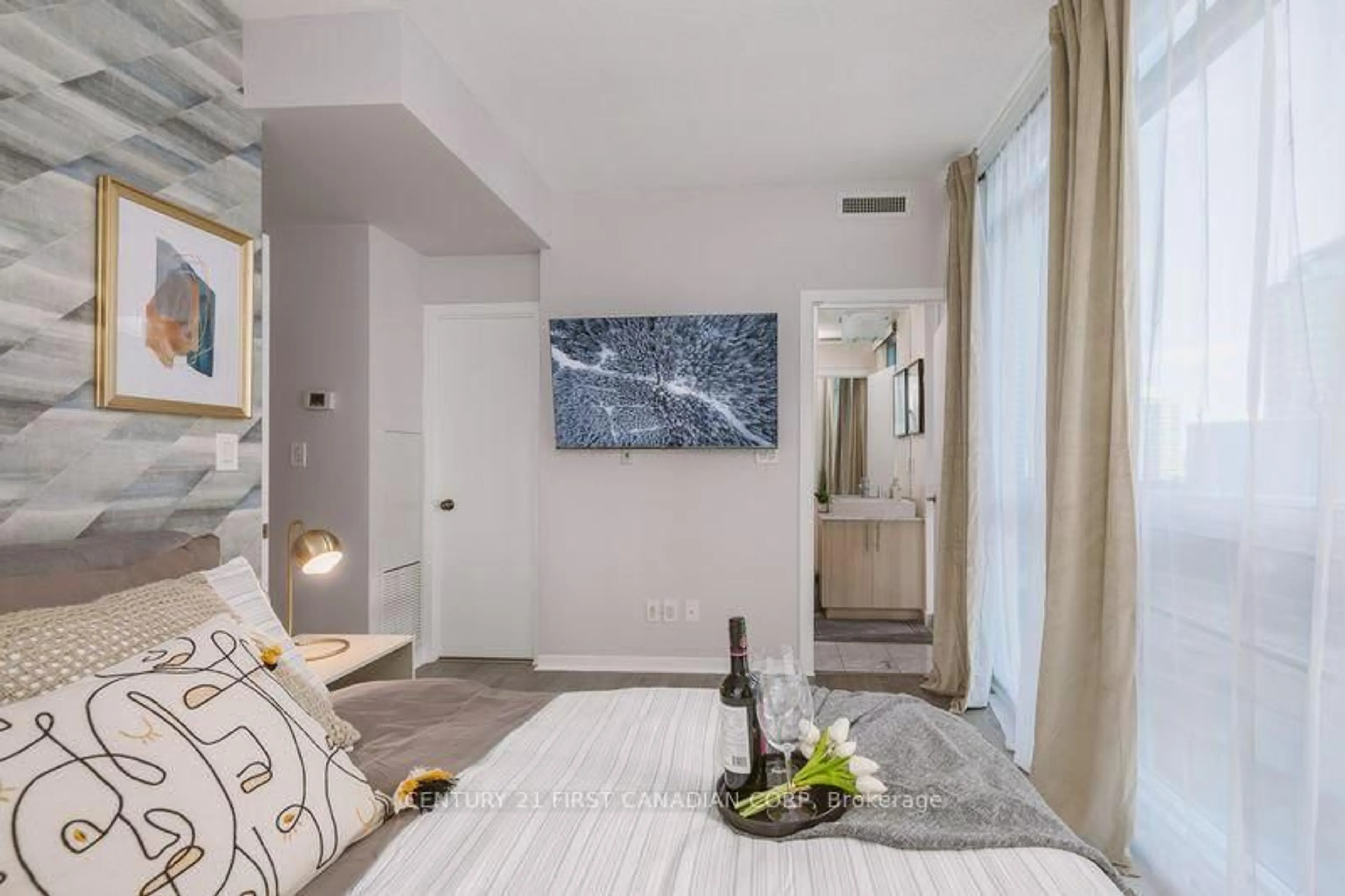 A pic of a room for 65 Bremner Blvd, Toronto Ontario M5J 0A7