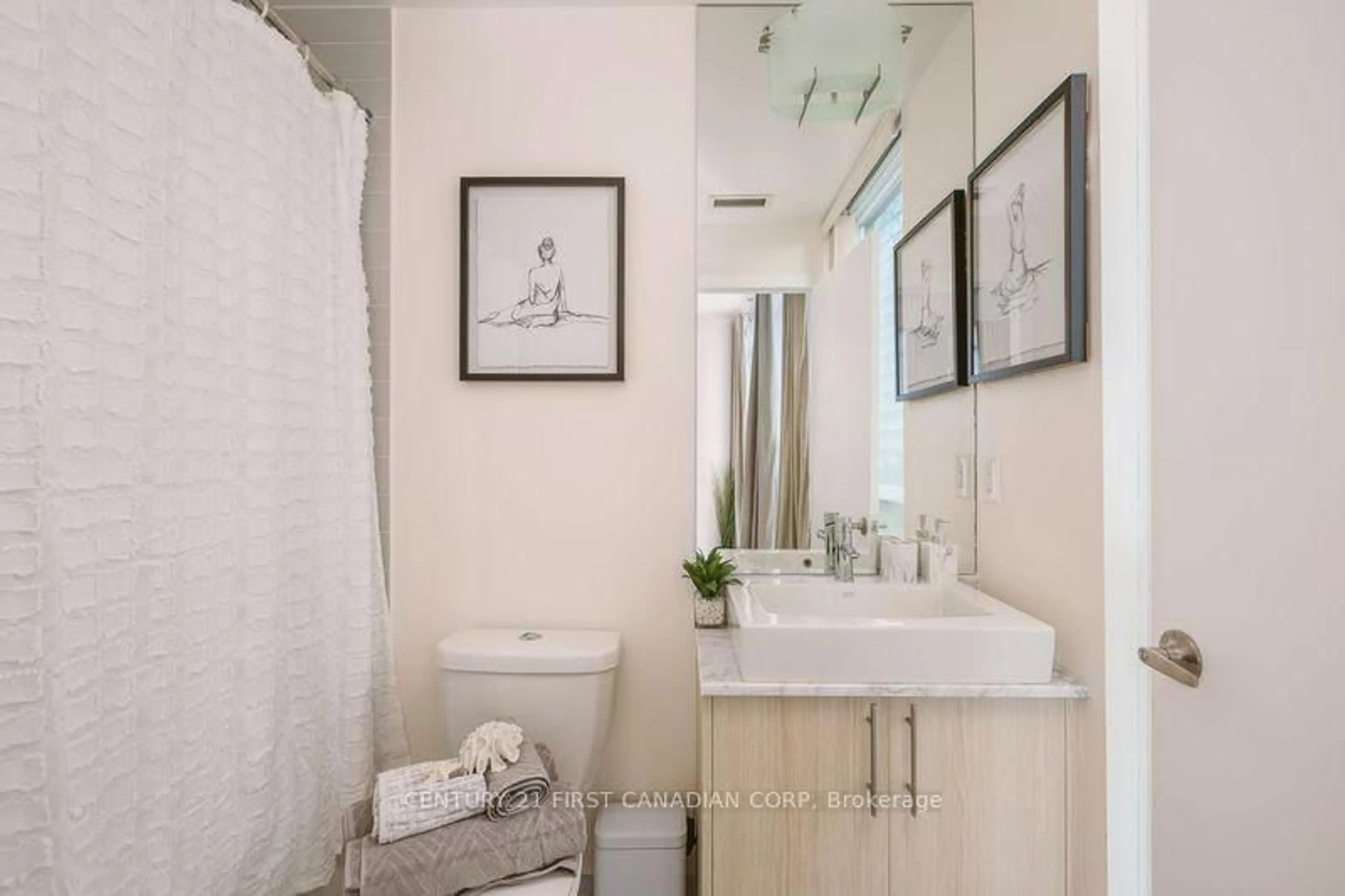 Standard bathroom, ceramic/tile floor for 65 Bremner Blvd, Toronto Ontario M5J 0A7