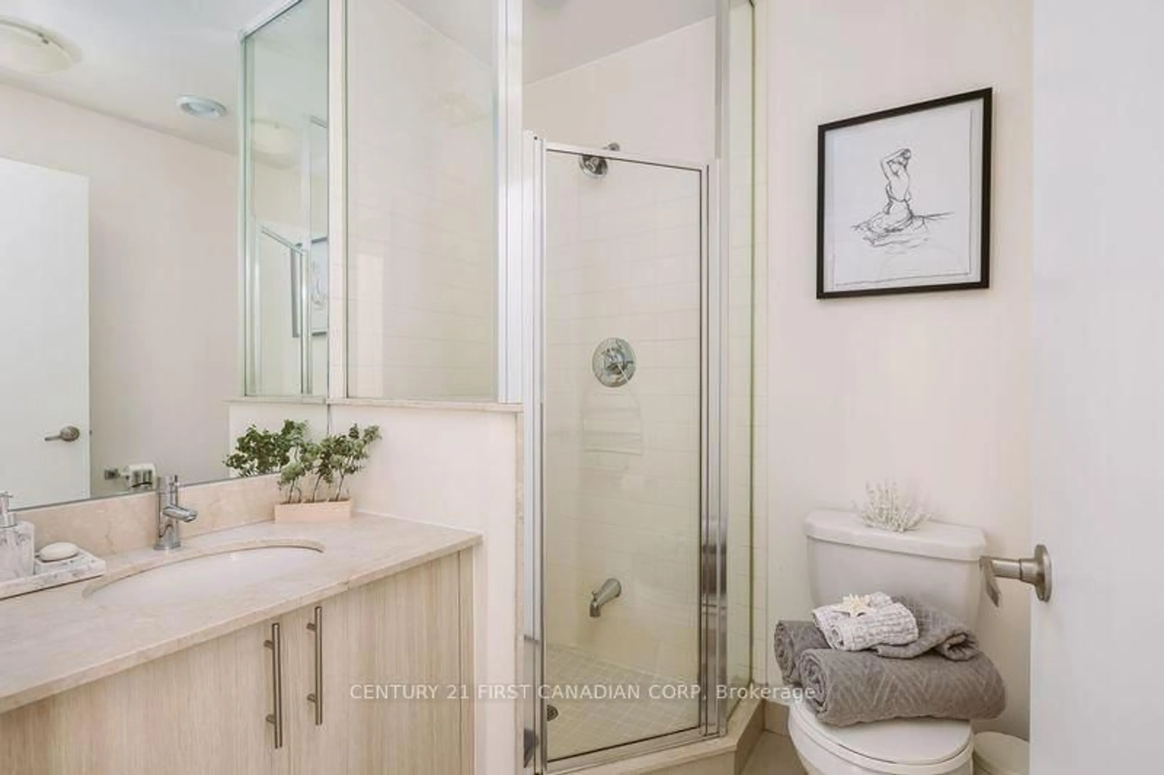 Standard bathroom, ceramic/tile floor for 65 Bremner Blvd, Toronto Ontario M5J 0A7