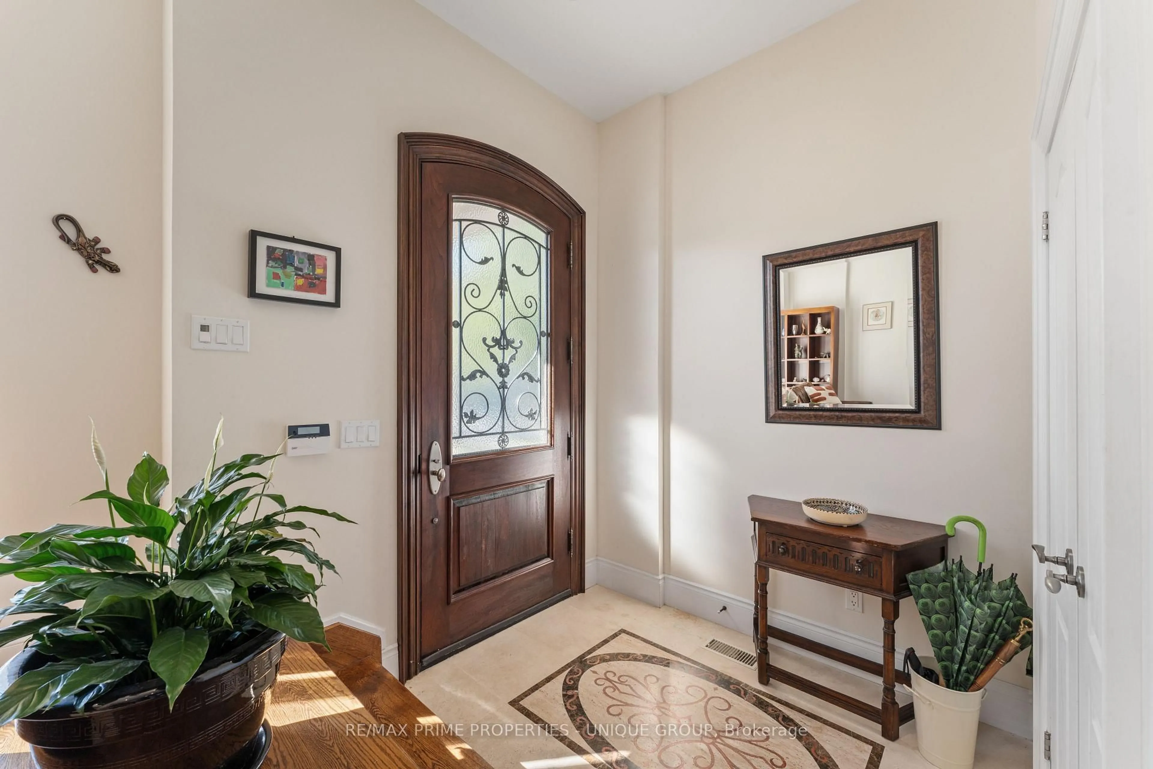 Indoor entryway for 276 Greenfield Ave, Toronto Ontario M2N 3E5