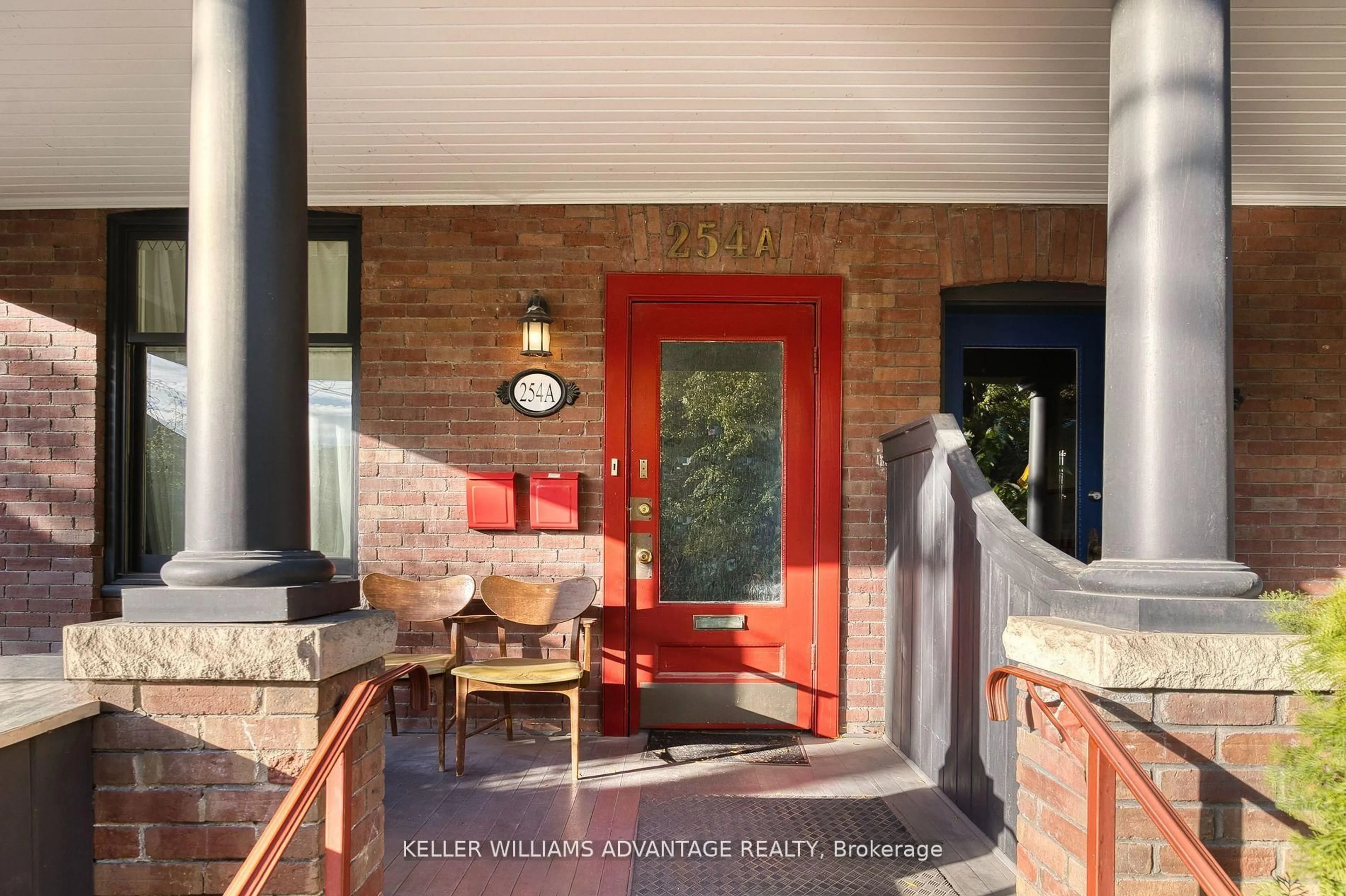 Indoor entryway for 254A Carlton St, Toronto Ontario M5A 2L3