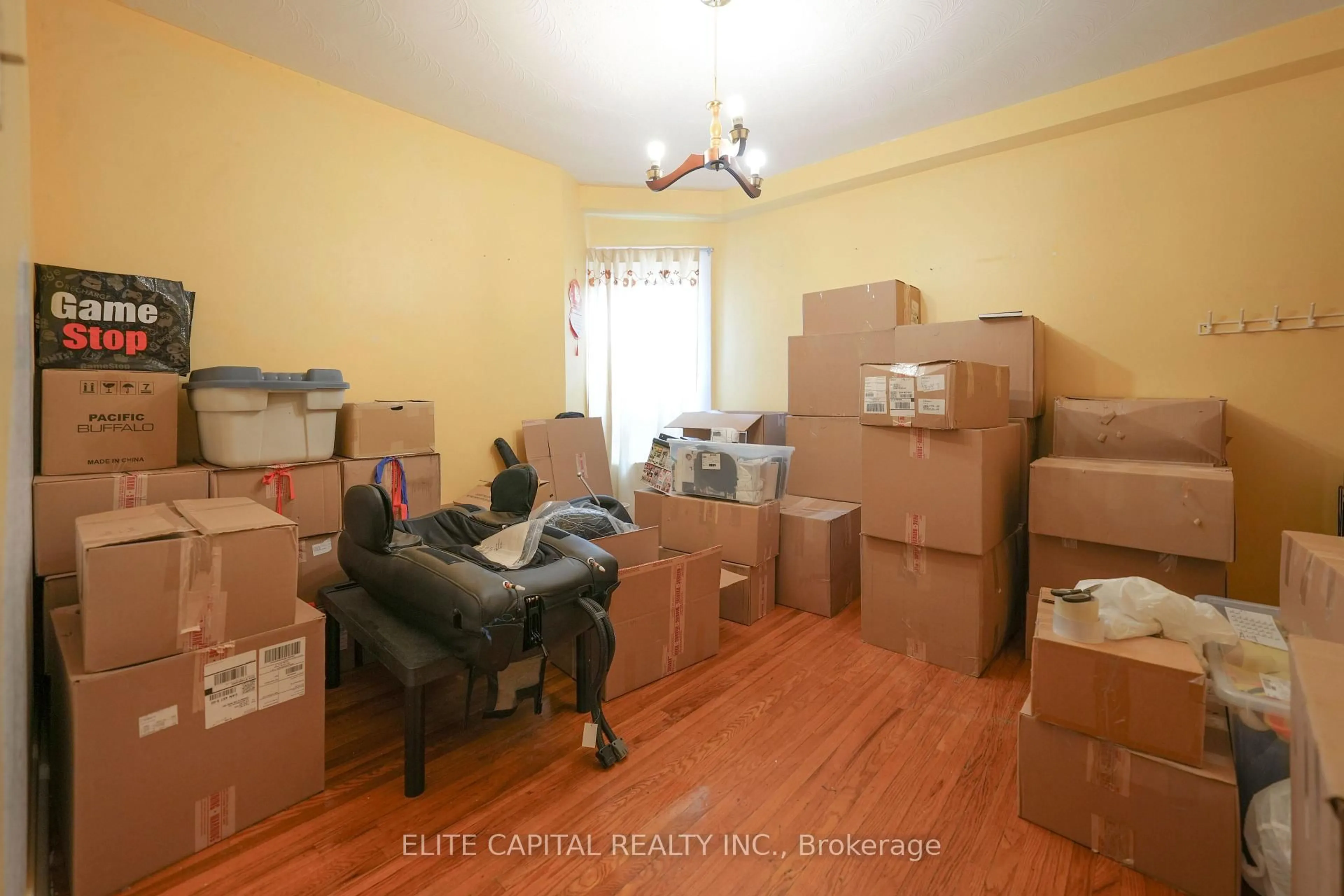 A pic of a room for 122 Marchmount Rd, Toronto Ontario M6G 2B1