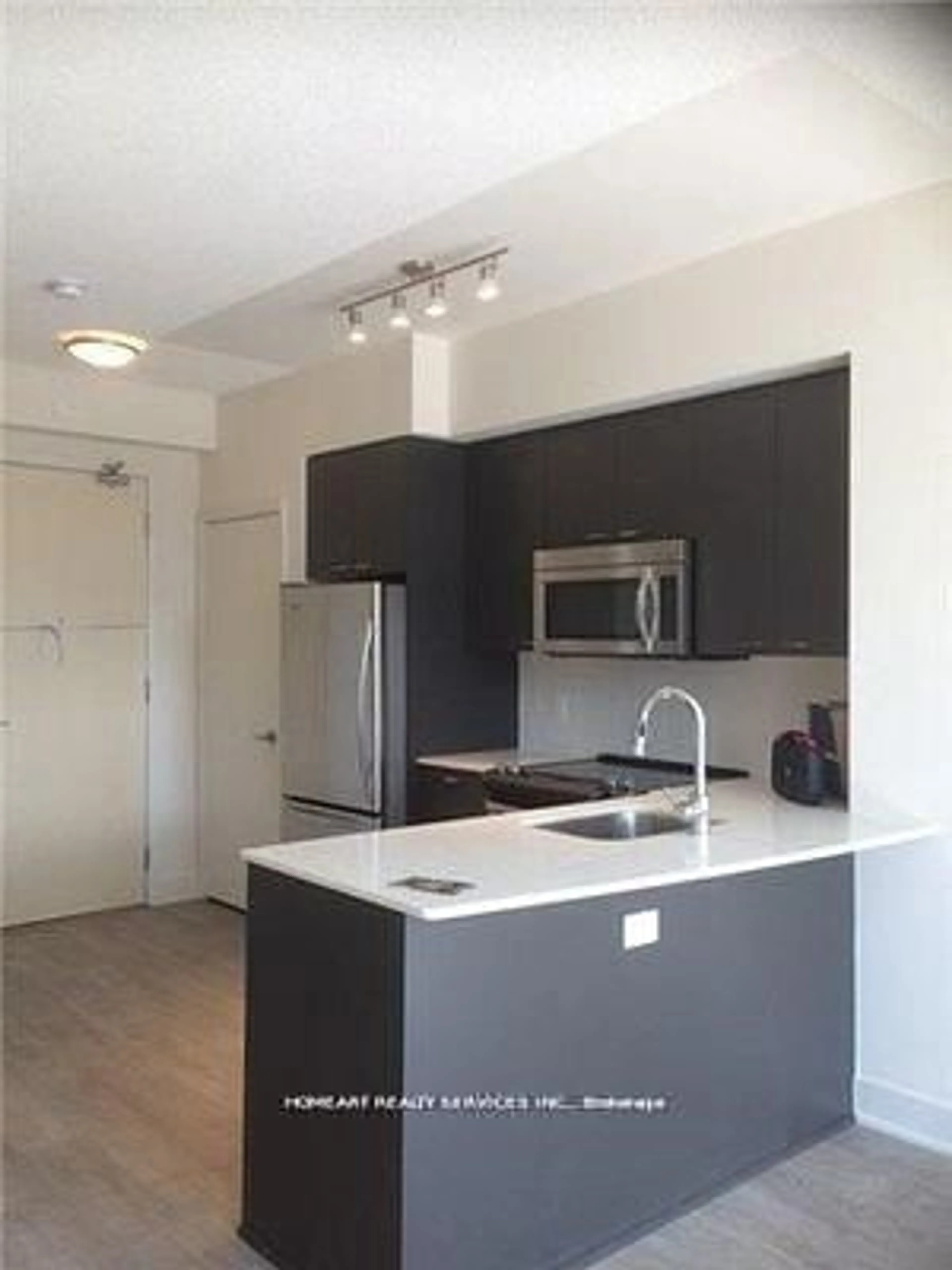 Standard kitchen, unknown for 30 Roehampton Ave #304, Toronto Ontario M4P 1R2
