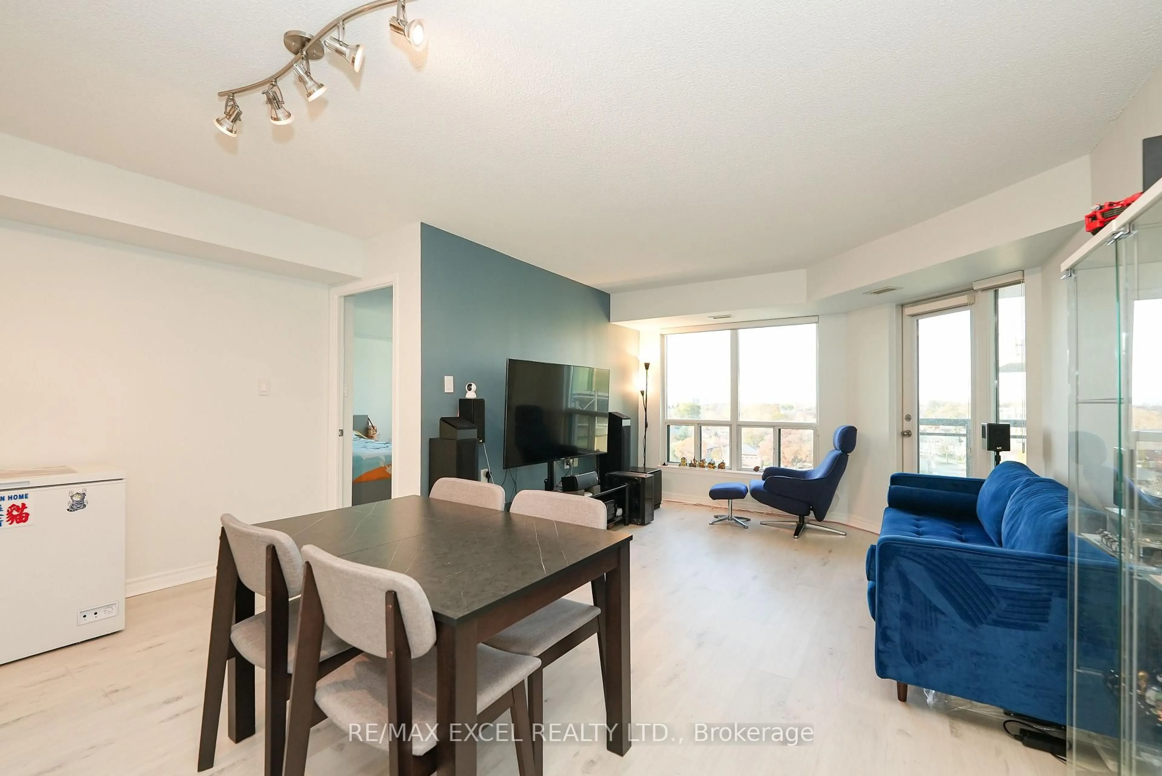 Living room with furniture, wood/laminate floor for 920 Sheppard Ave #711, Toronto Ontario M3H 0A2