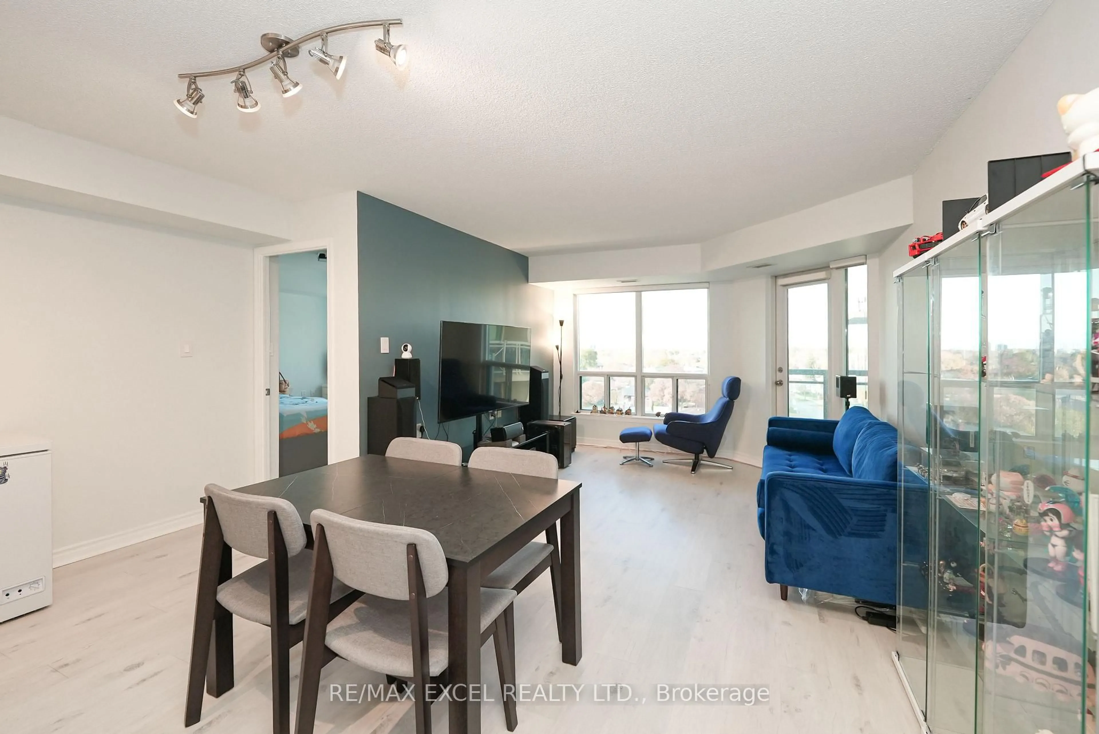 Living room with furniture, wood/laminate floor for 920 Sheppard Ave #711, Toronto Ontario M3H 0A2