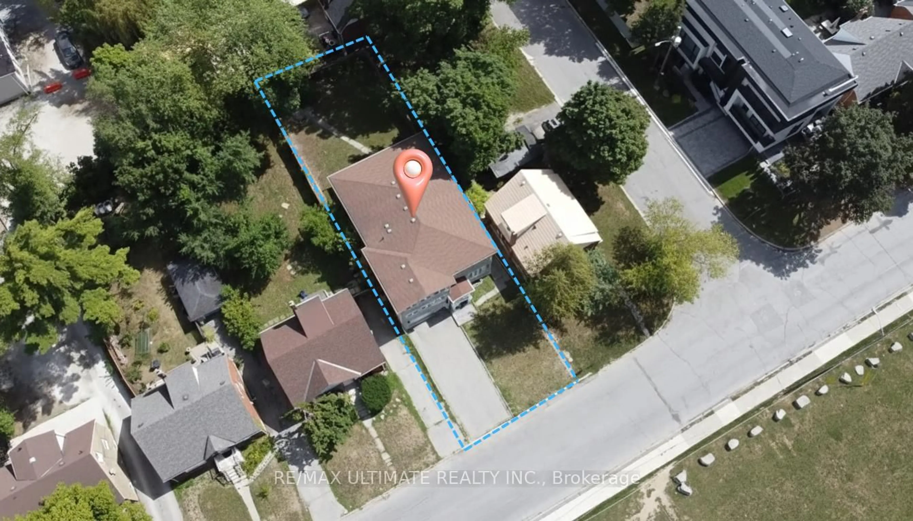 A pic from outside/outdoor area/front of a property/back of a property/a pic from drone, street for 19 Bonnington Pl, Toronto Ontario M2N 4V2