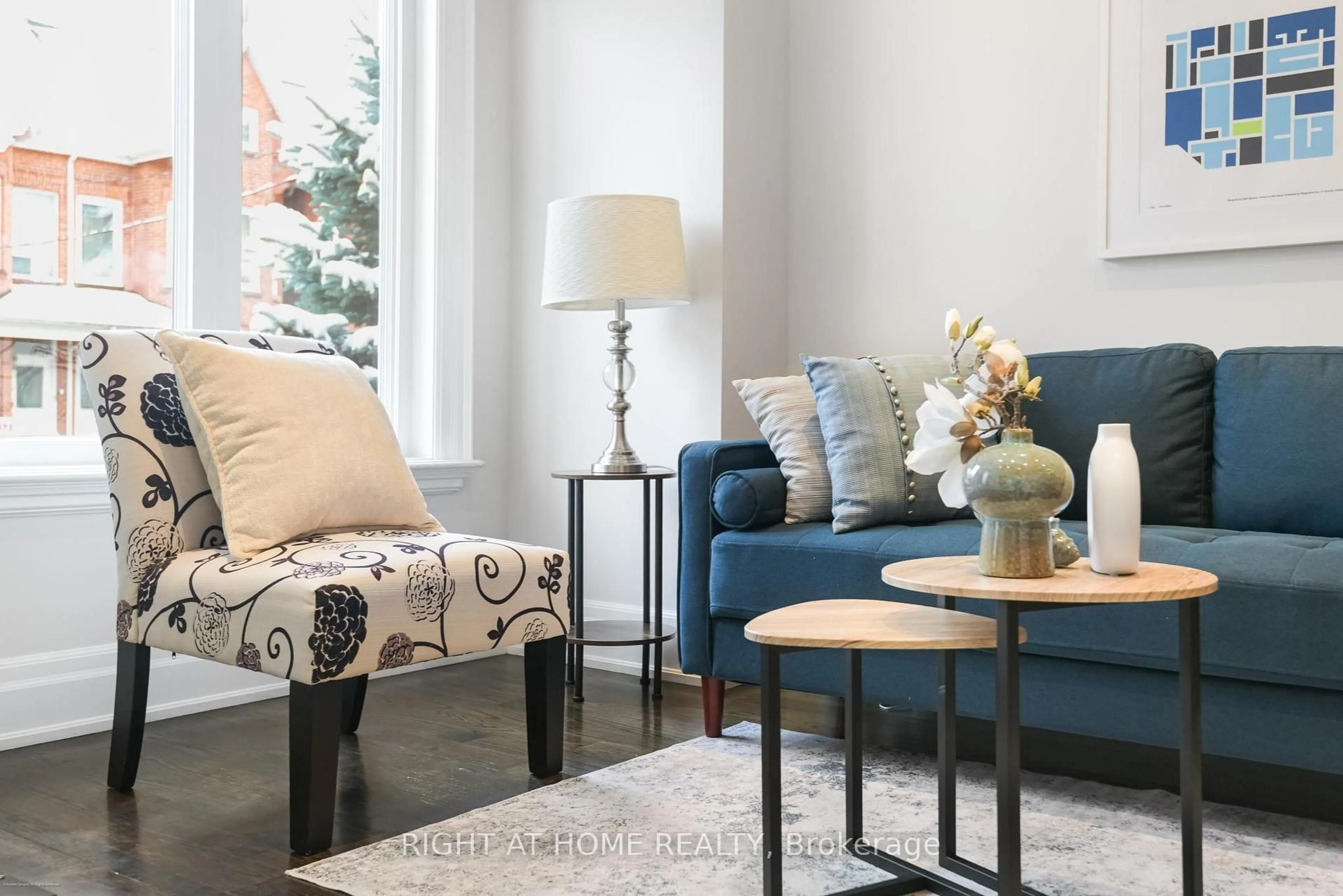 Living room with furniture, unknown for 68A Oxford St, Toronto Ontario M5T 1P1