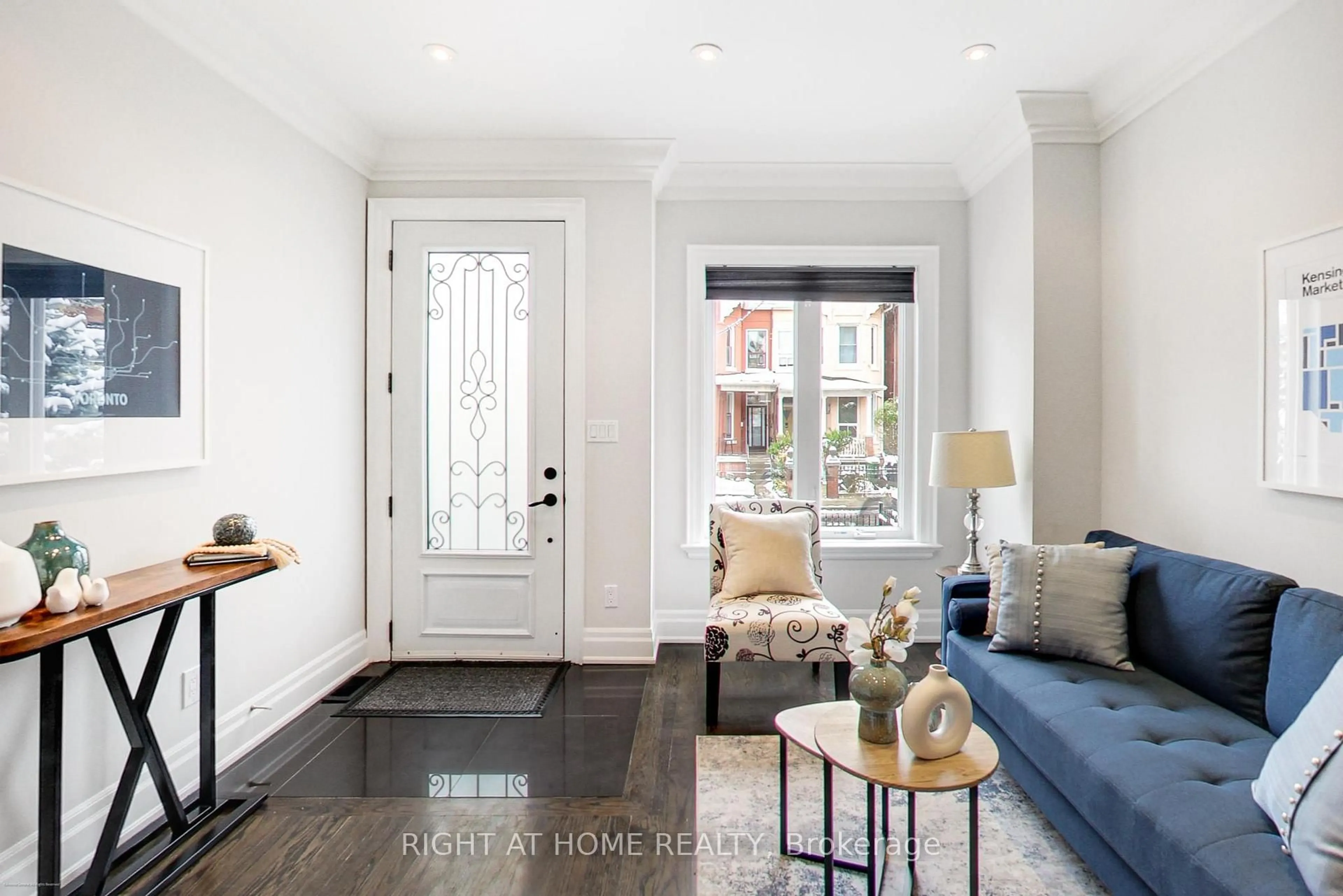 Indoor entryway for 68A Oxford St, Toronto Ontario M5T 1P1