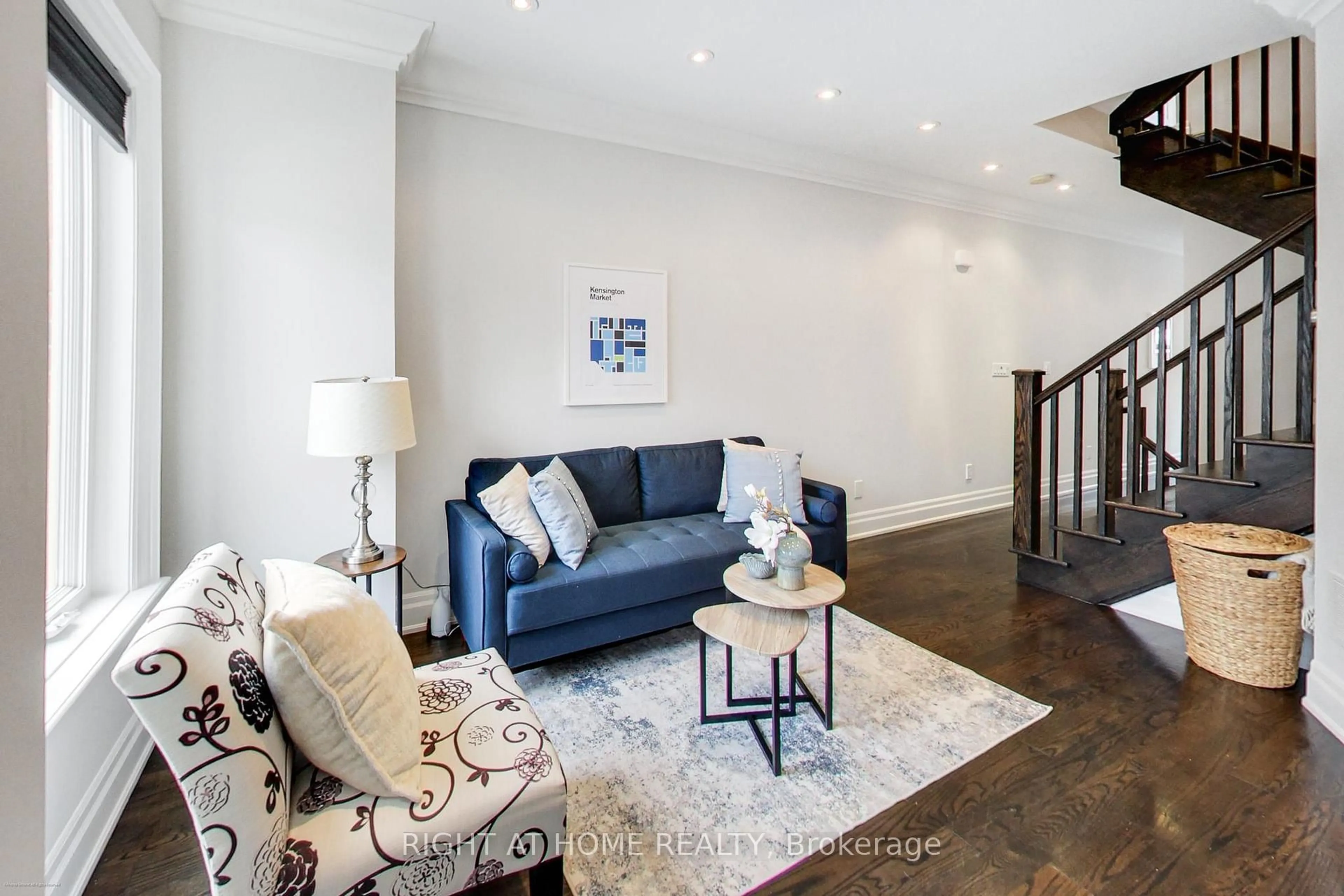 Living room with furniture, unknown for 68A Oxford St, Toronto Ontario M5T 1P1