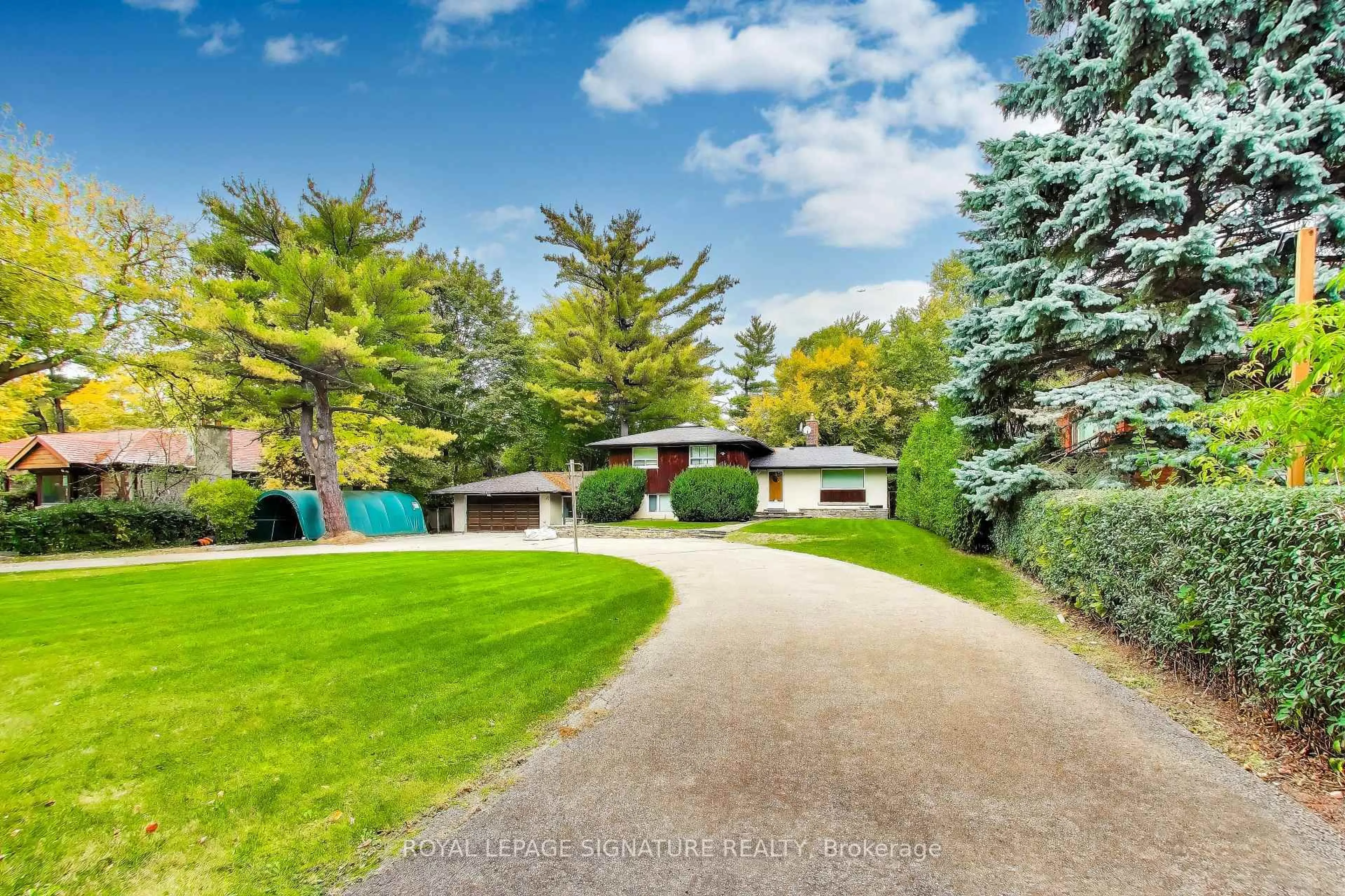 A pic from outside/outdoor area/front of a property/back of a property/a pic from drone, street for 358 Spring Garden Ave, Toronto Ontario M2N 5J7