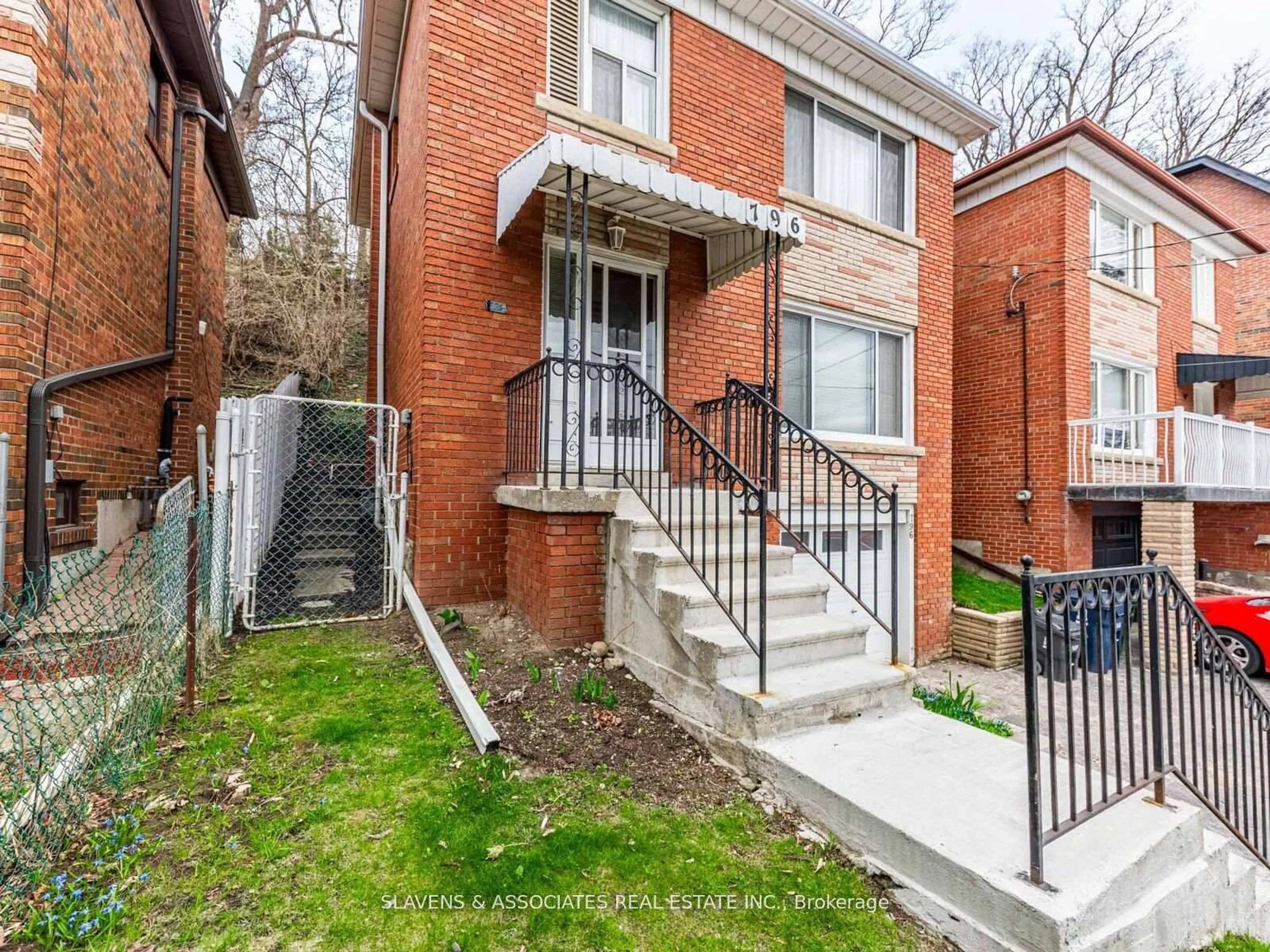 Home with brick exterior material, street for 796 Davenport Rd, Toronto Ontario M6G 2B3