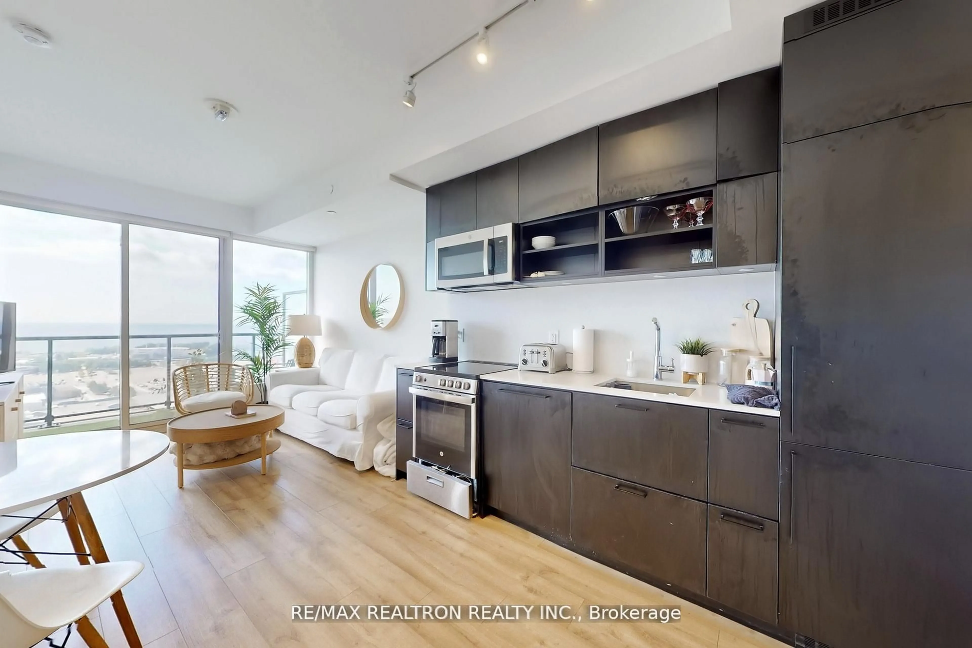 Open concept kitchen, wood/laminate floor for 135 East Liberty St #1901, Toronto Ontario M6K 3K4