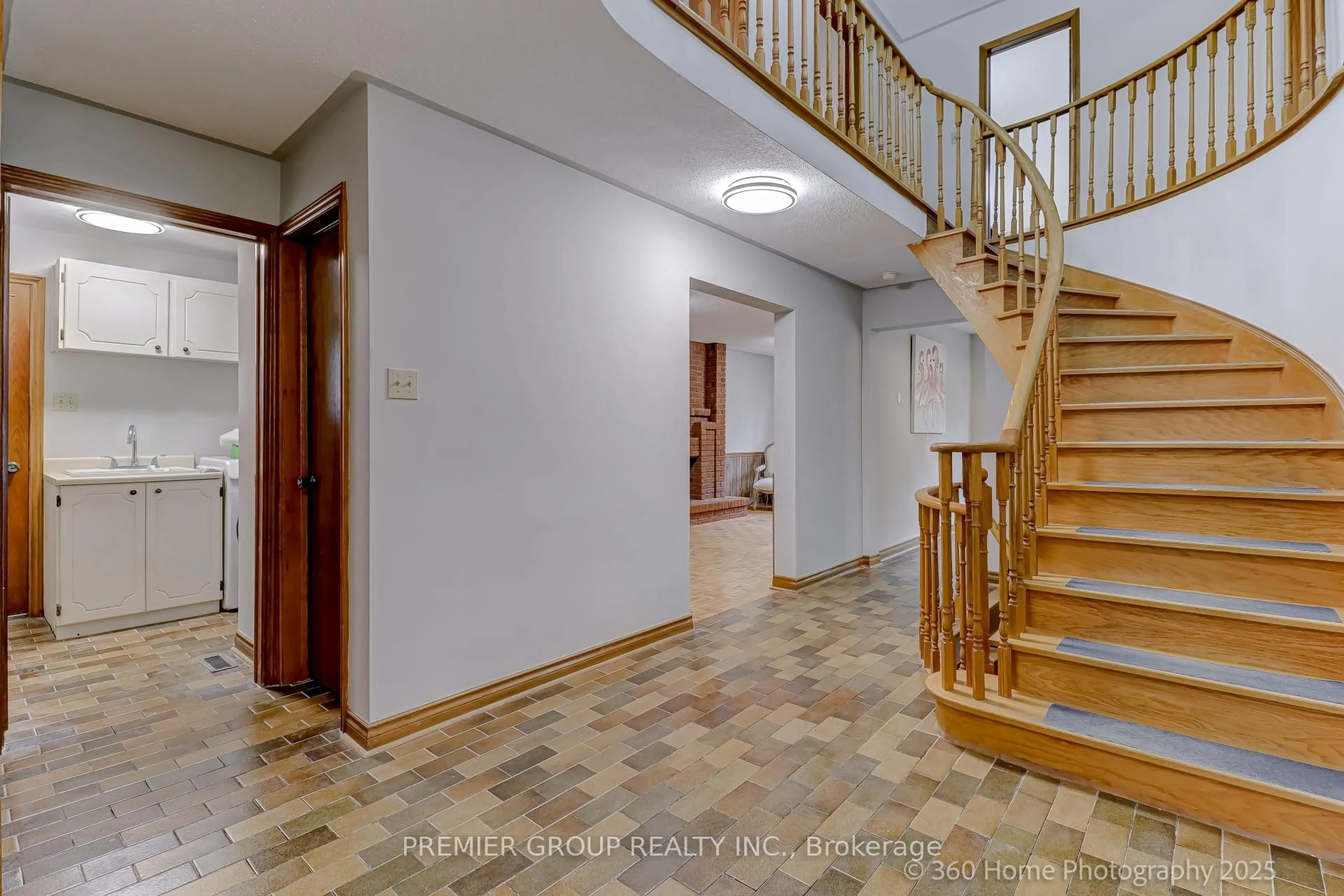 Indoor foyer for 173 Faywood Blvd, Toronto Ontario M3H 2Y1