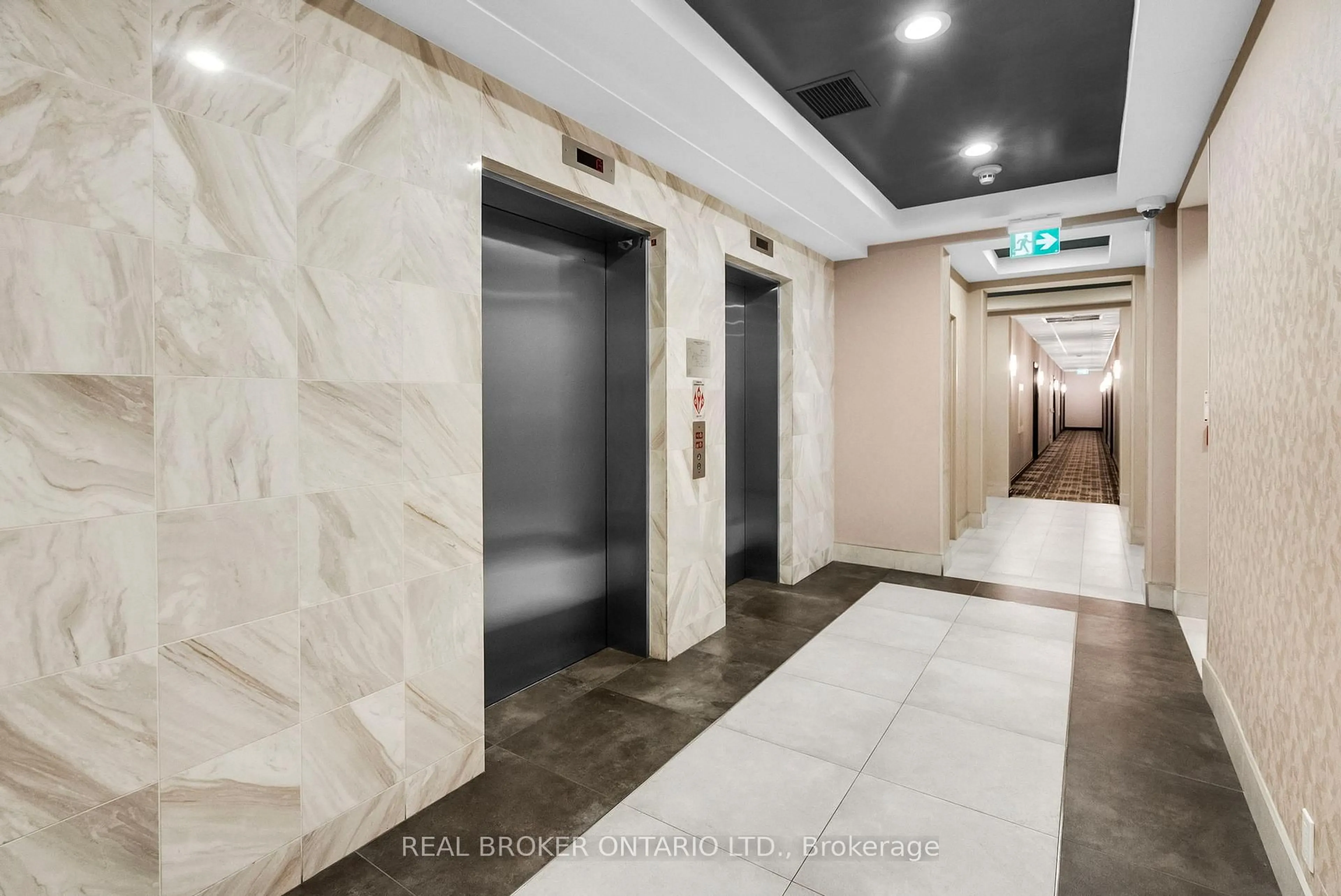 Indoor foyer for 1720 Eglinton Ave #601, Toronto Ontario M4A 2X8