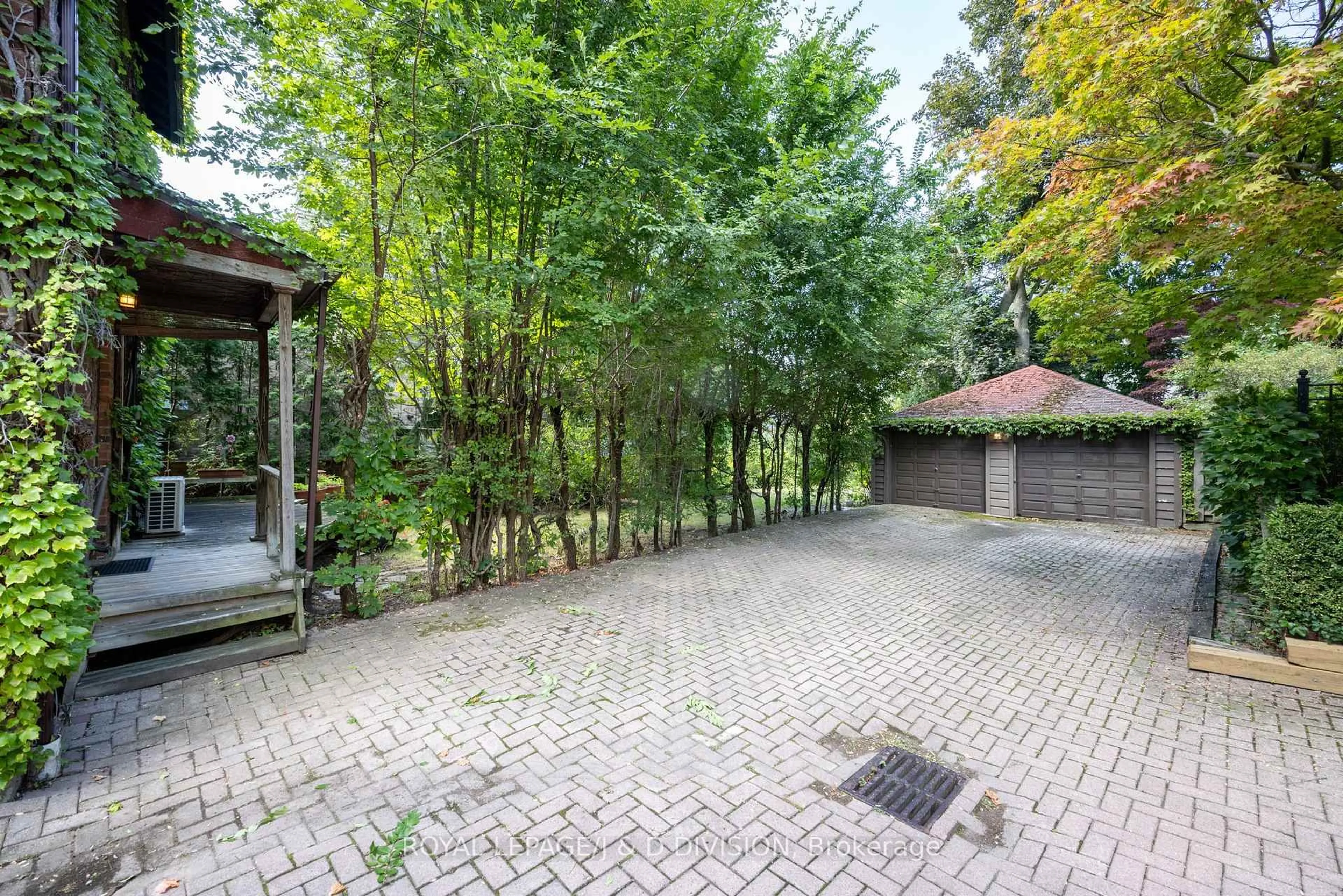 Patio, forest/trees view for 308 Oriole Pkwy, Toronto Ontario M5P 2H5