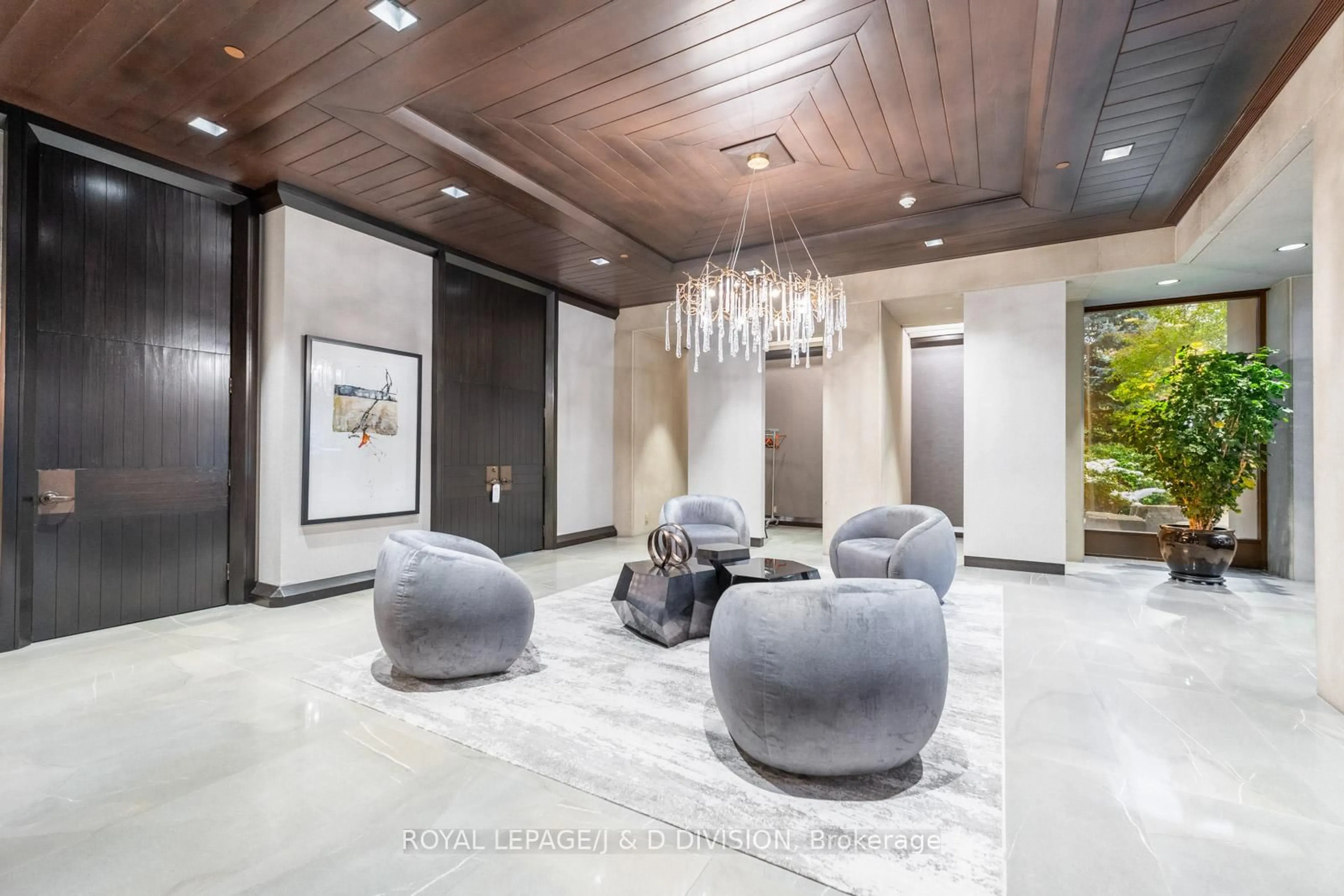 Indoor foyer for 150 Heath St #203, Toronto Ontario M4V 2Y4