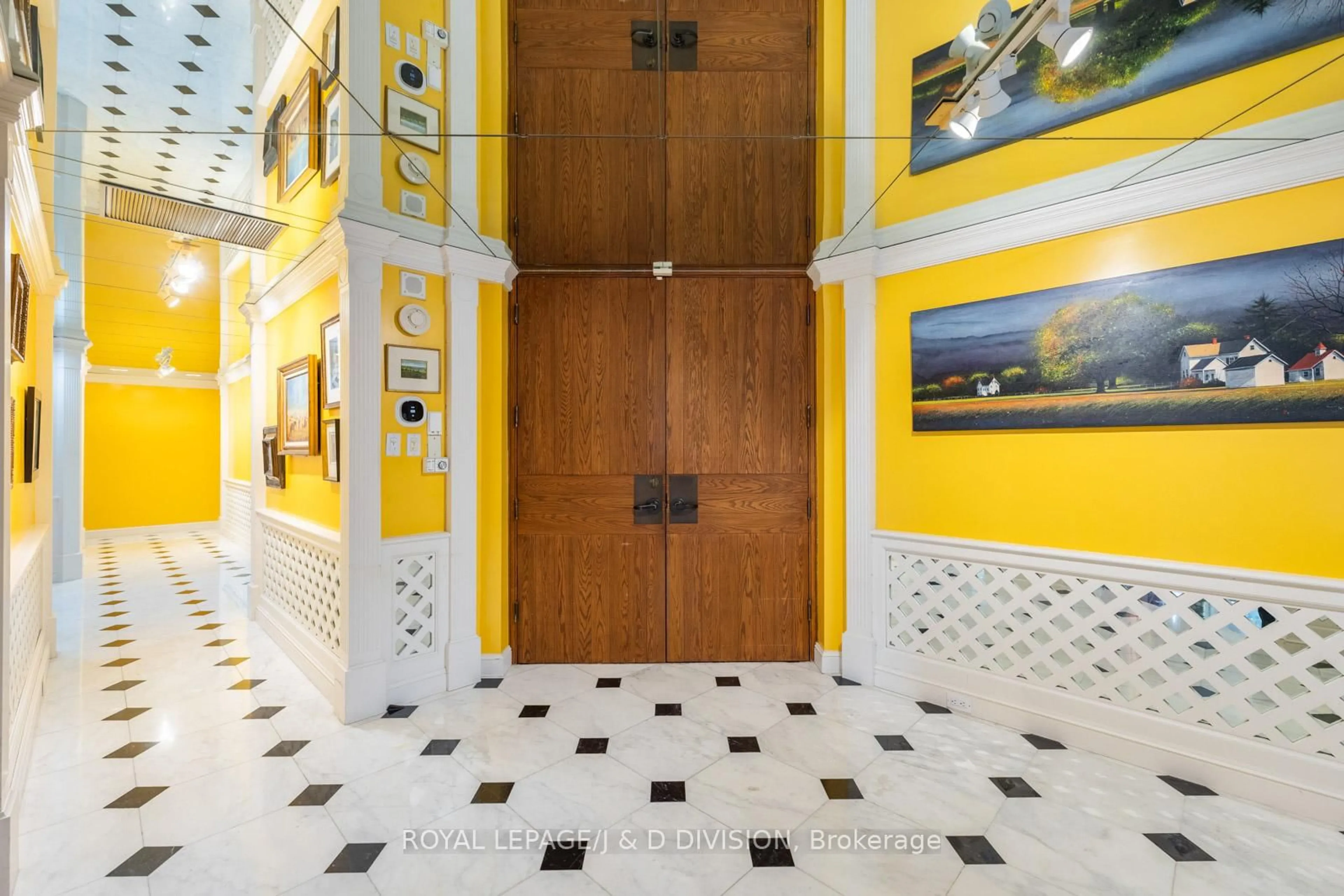 Indoor foyer for 150 Heath St #203, Toronto Ontario M4V 2Y4