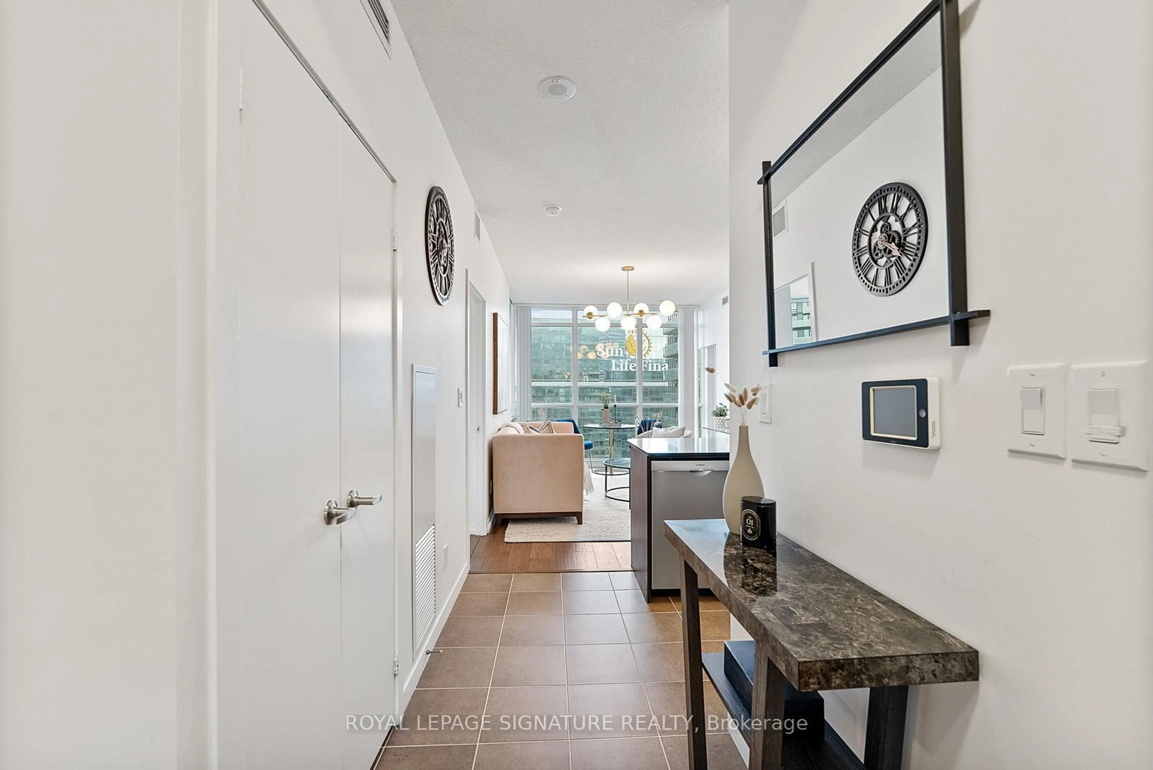 Indoor entryway for 65 Bremner Blvd #4301, Toronto Ontario M5J 0A7