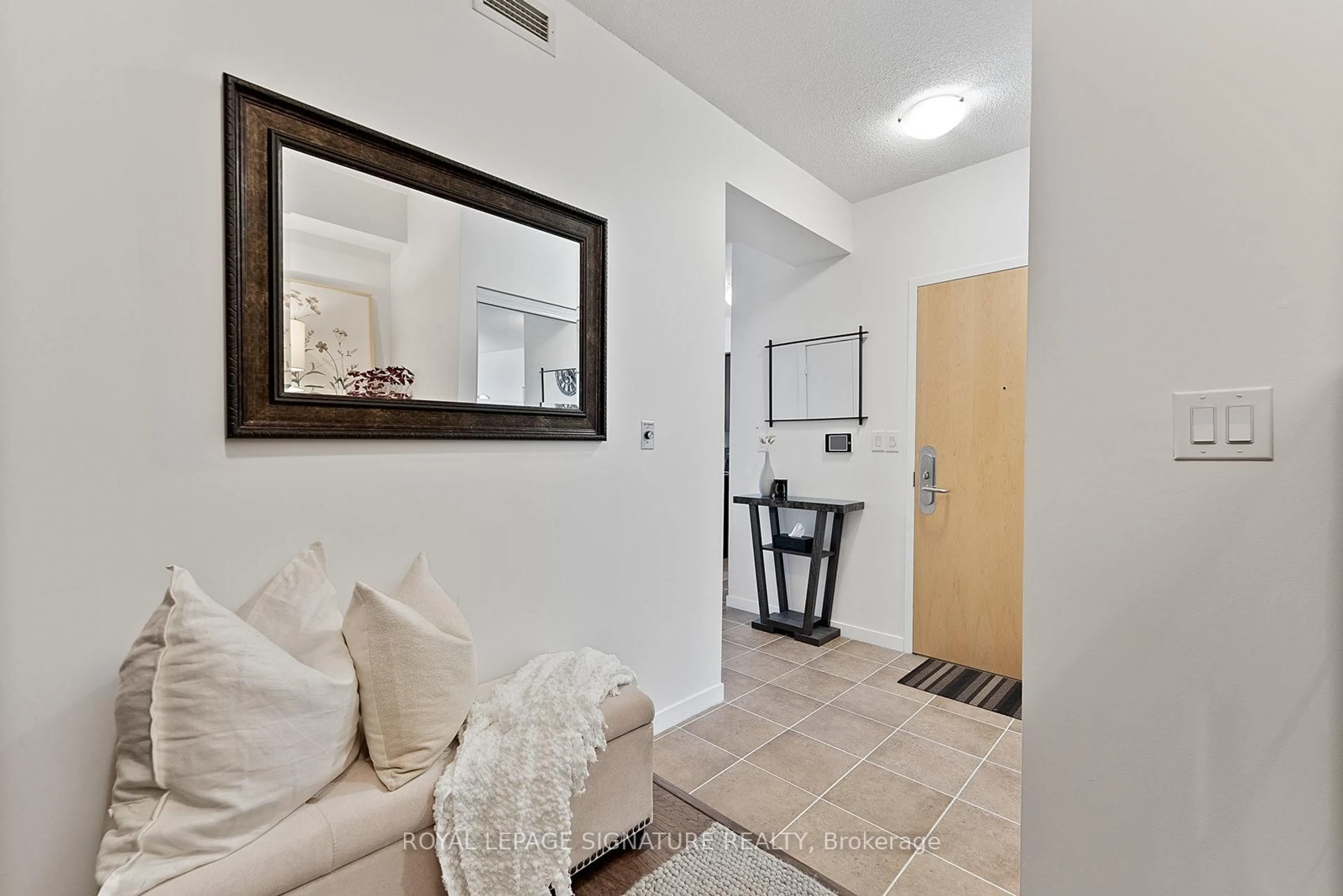 Indoor entryway for 65 Bremner Blvd #4301, Toronto Ontario M5J 0A7