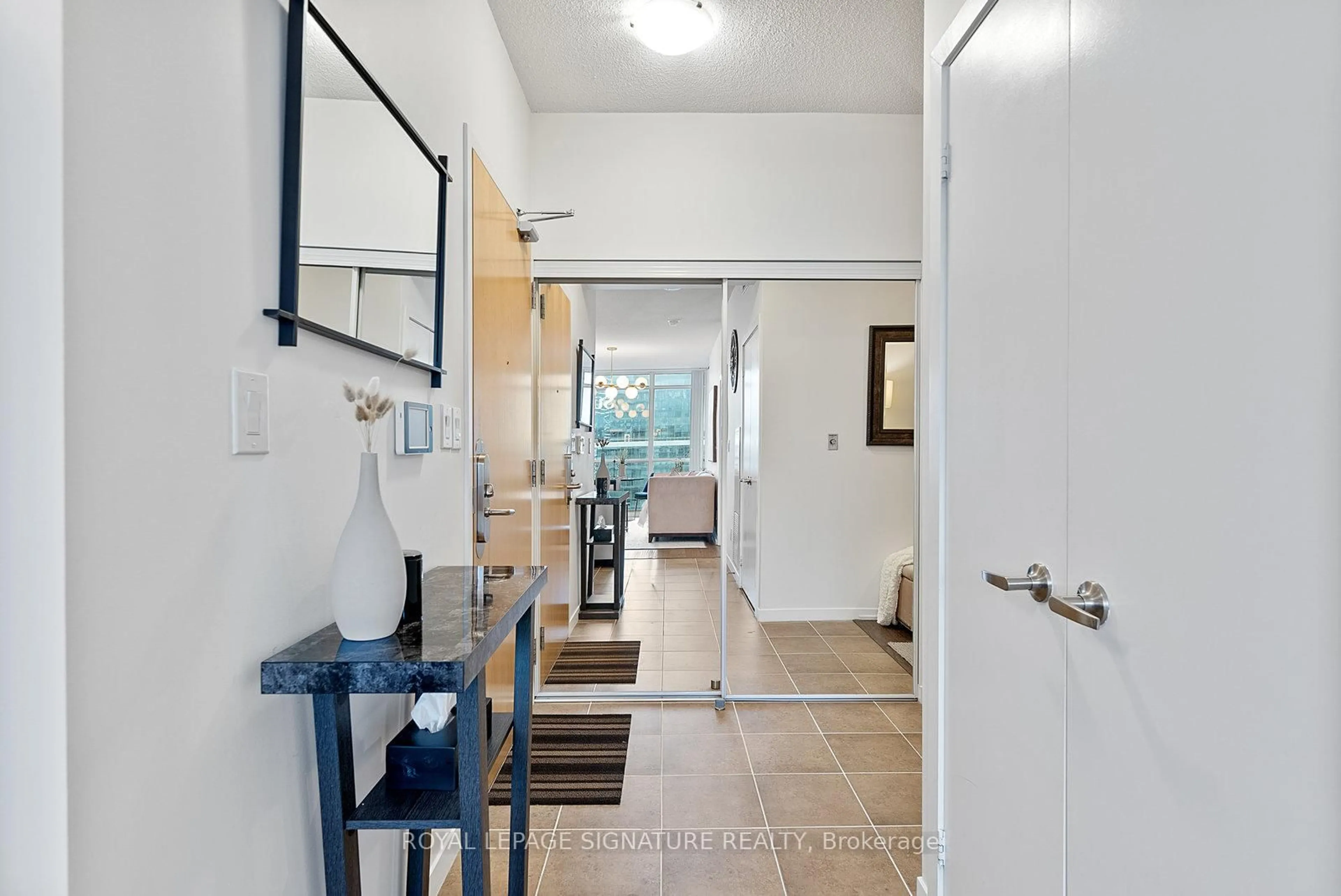 Indoor entryway for 65 Bremner Blvd #4301, Toronto Ontario M5J 0A7