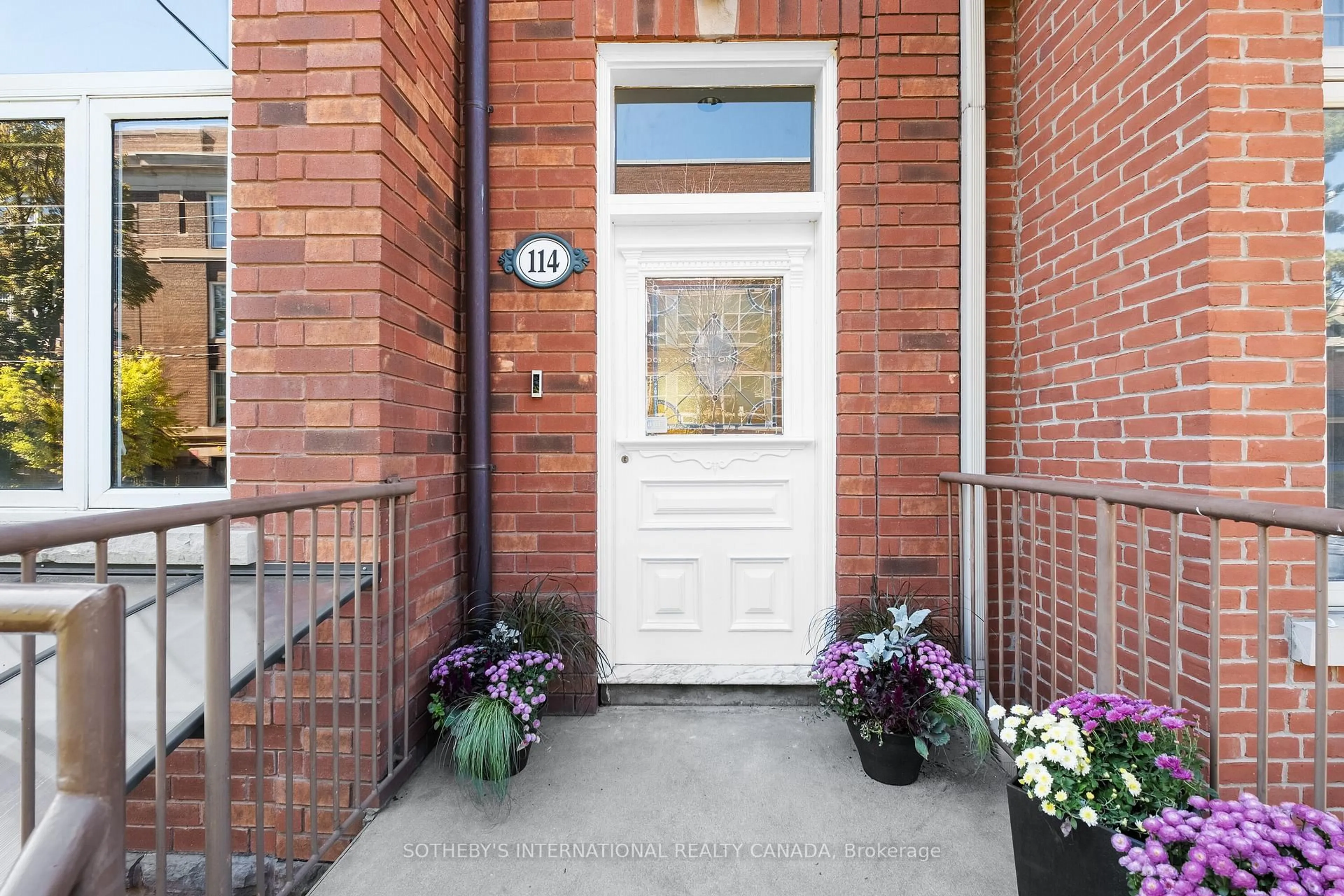 Indoor entryway for 114 Margueretta St, Toronto Ontario M6H 3S3