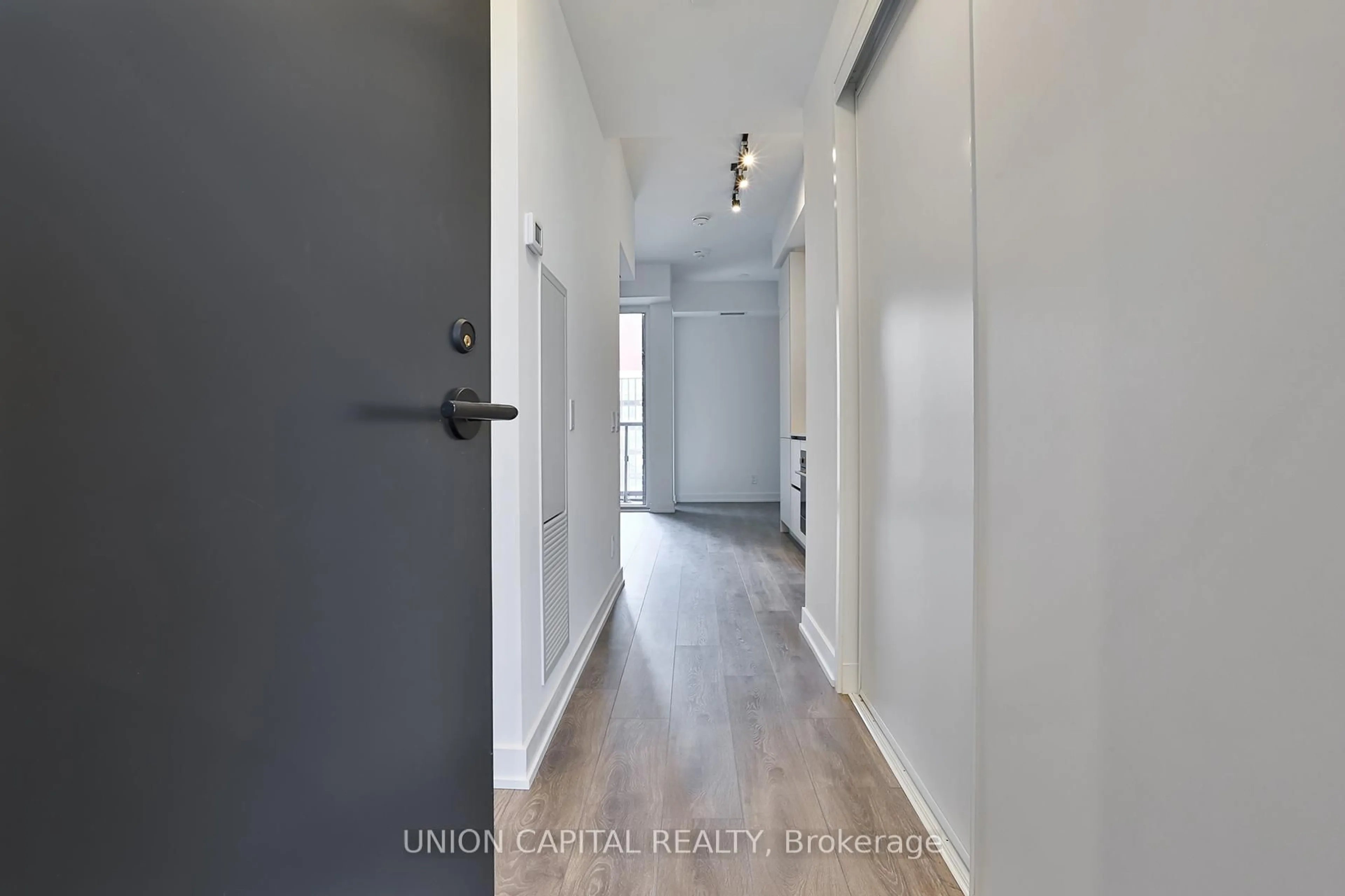 Indoor entryway for 108 Peter St #1111, Toronto Ontario M5V 0W2