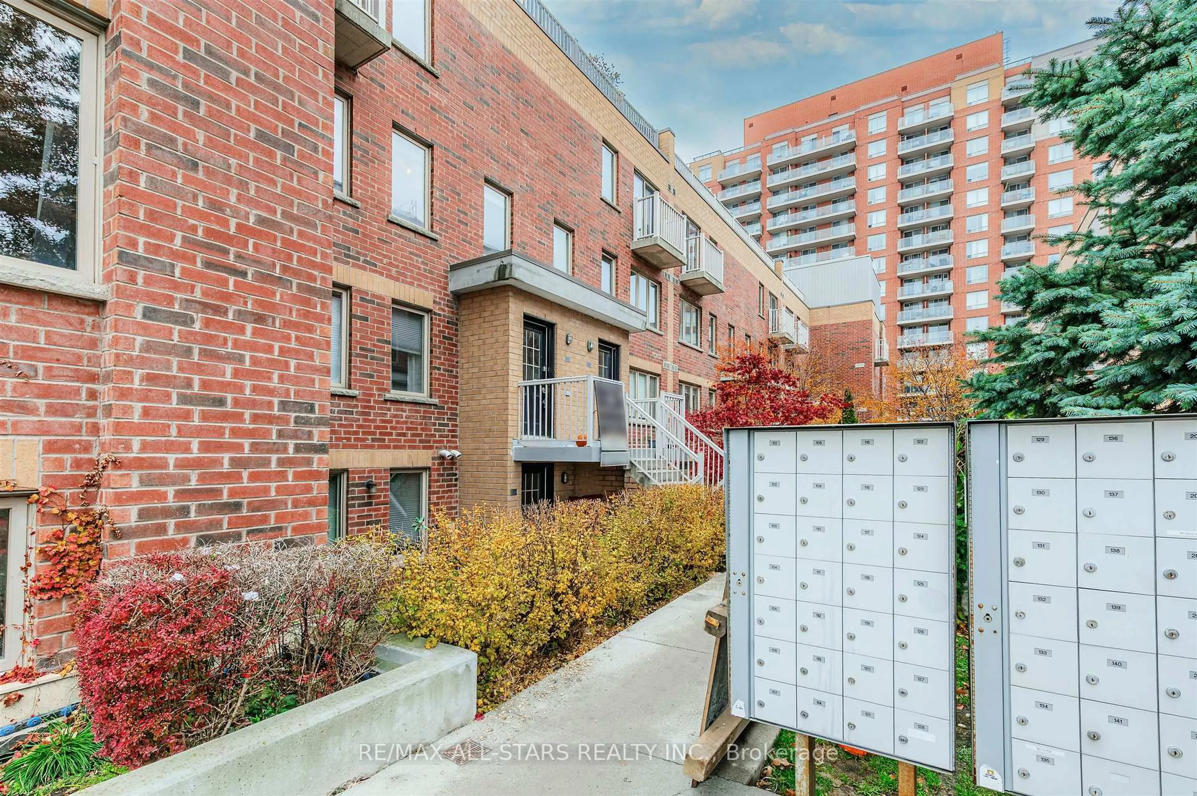 Unknown for 11 Ruttan St #215, Toronto Ontario M6P 0A1