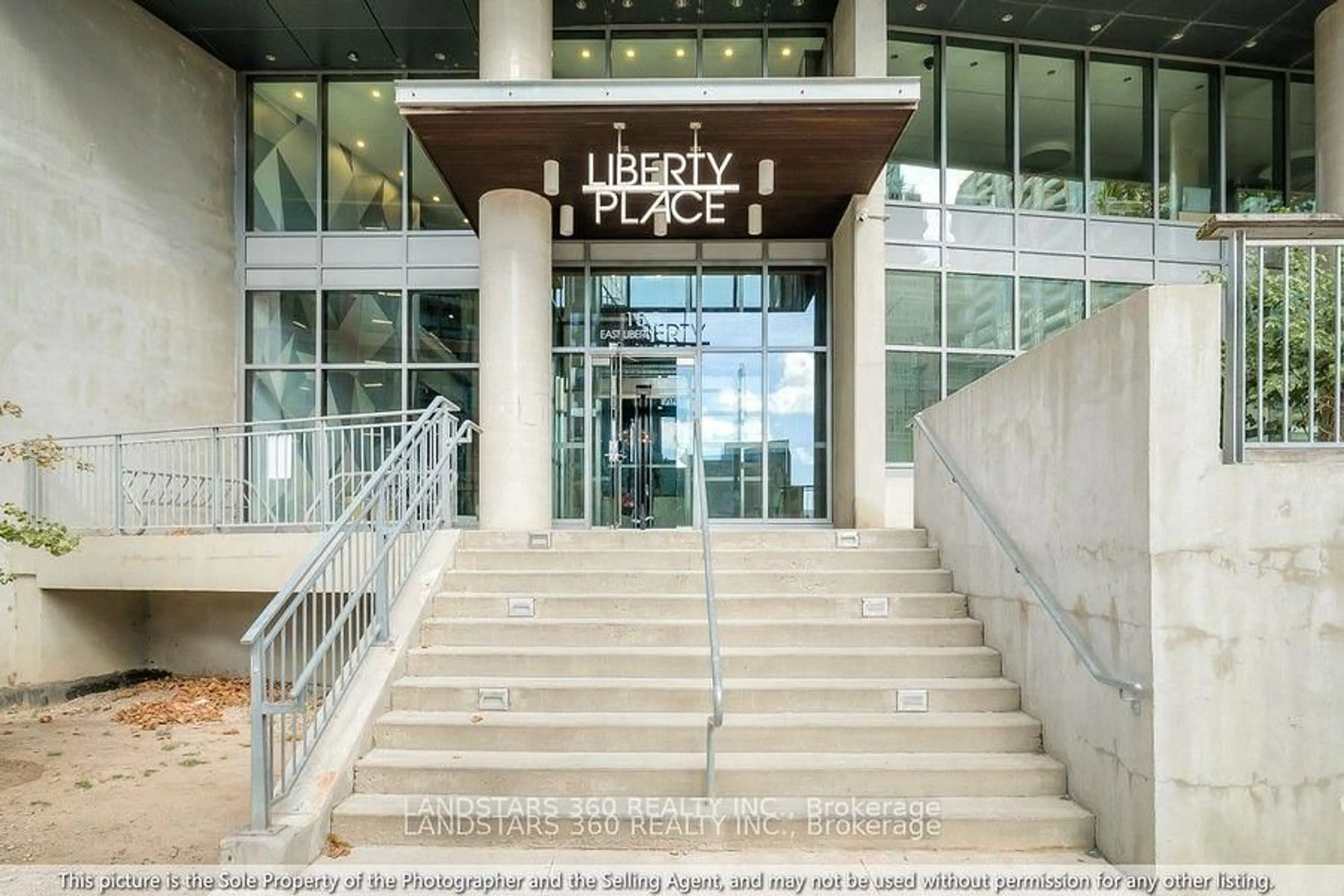 Indoor foyer for 150 East Liberty St #502, Toronto Ontario M6K 3R5