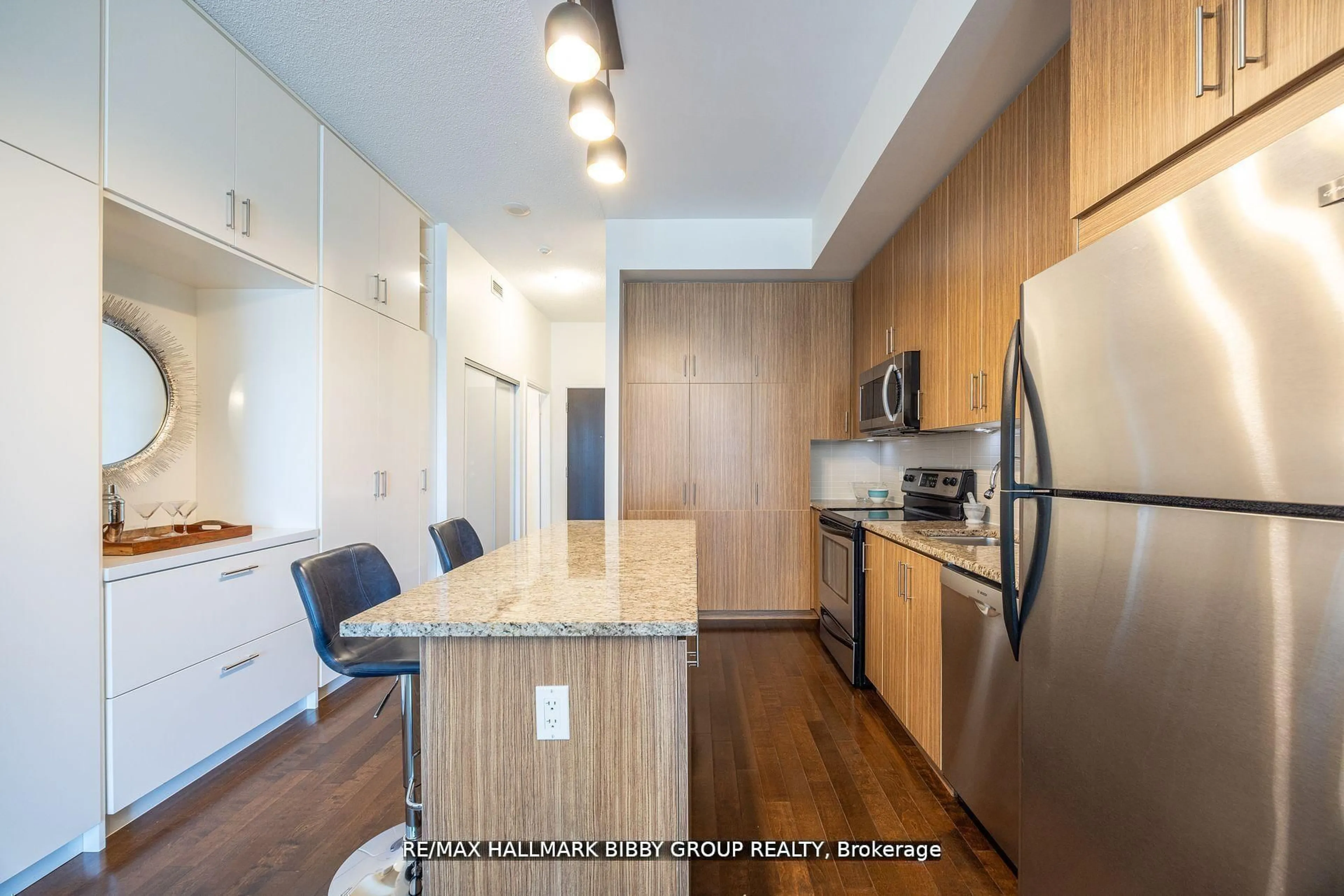 Standard kitchen, wood/laminate floor for 112 George St #S420, Toronto Ontario M5A 2M5