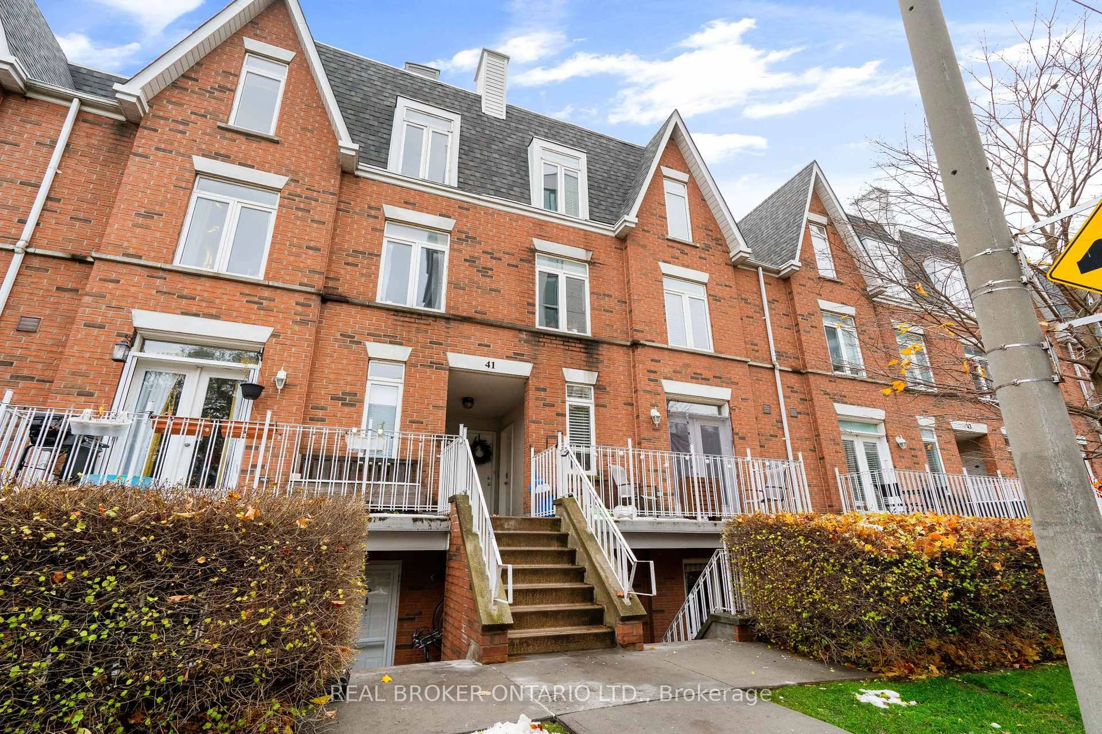 A pic from outside/outdoor area/front of a property/back of a property/a pic from drone, street for 41 Sudbury St #4106, Toronto Ontario M6J 3W6