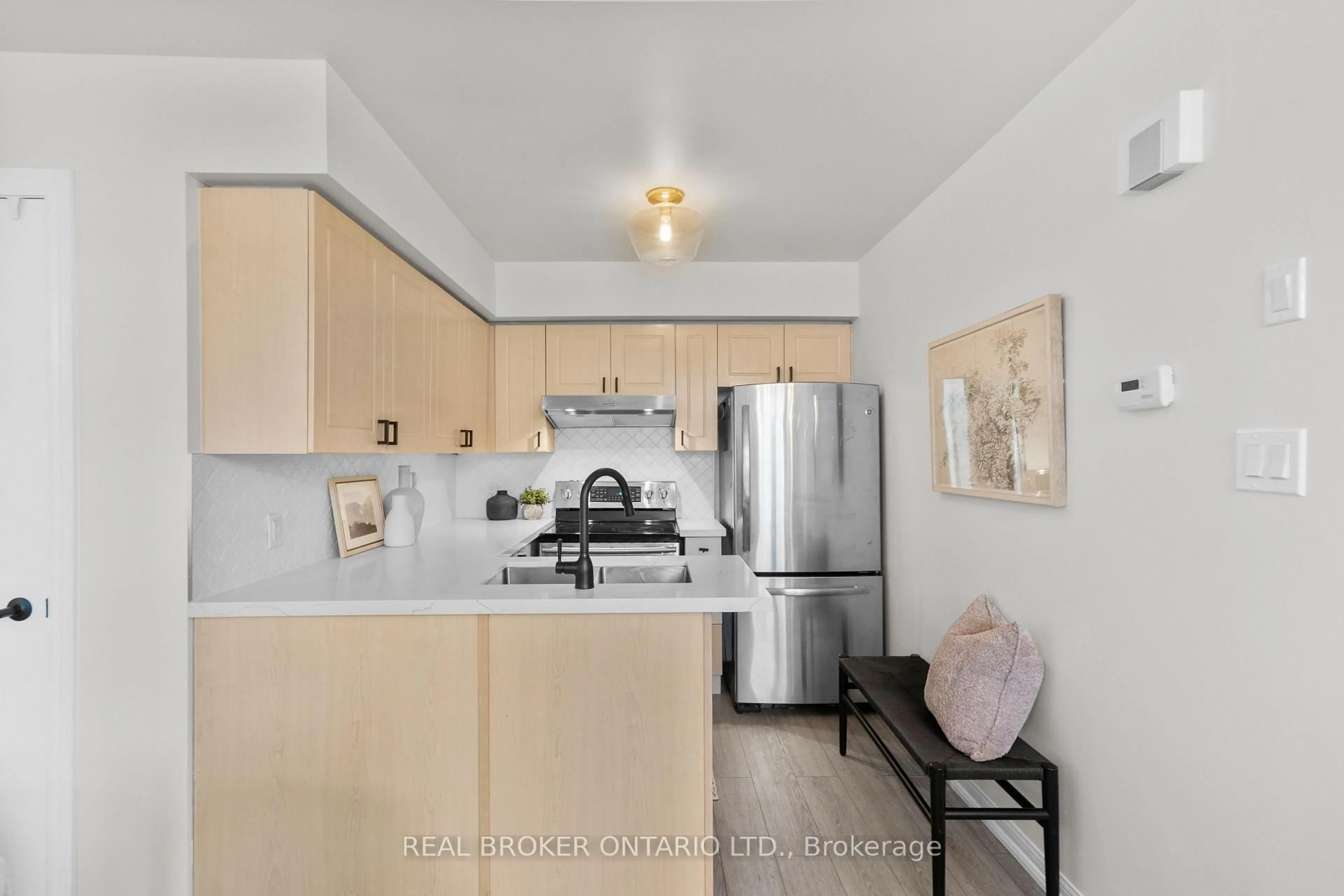 Standard kitchen, ceramic/tile floor for 41 Sudbury St #4106, Toronto Ontario M6J 3W6