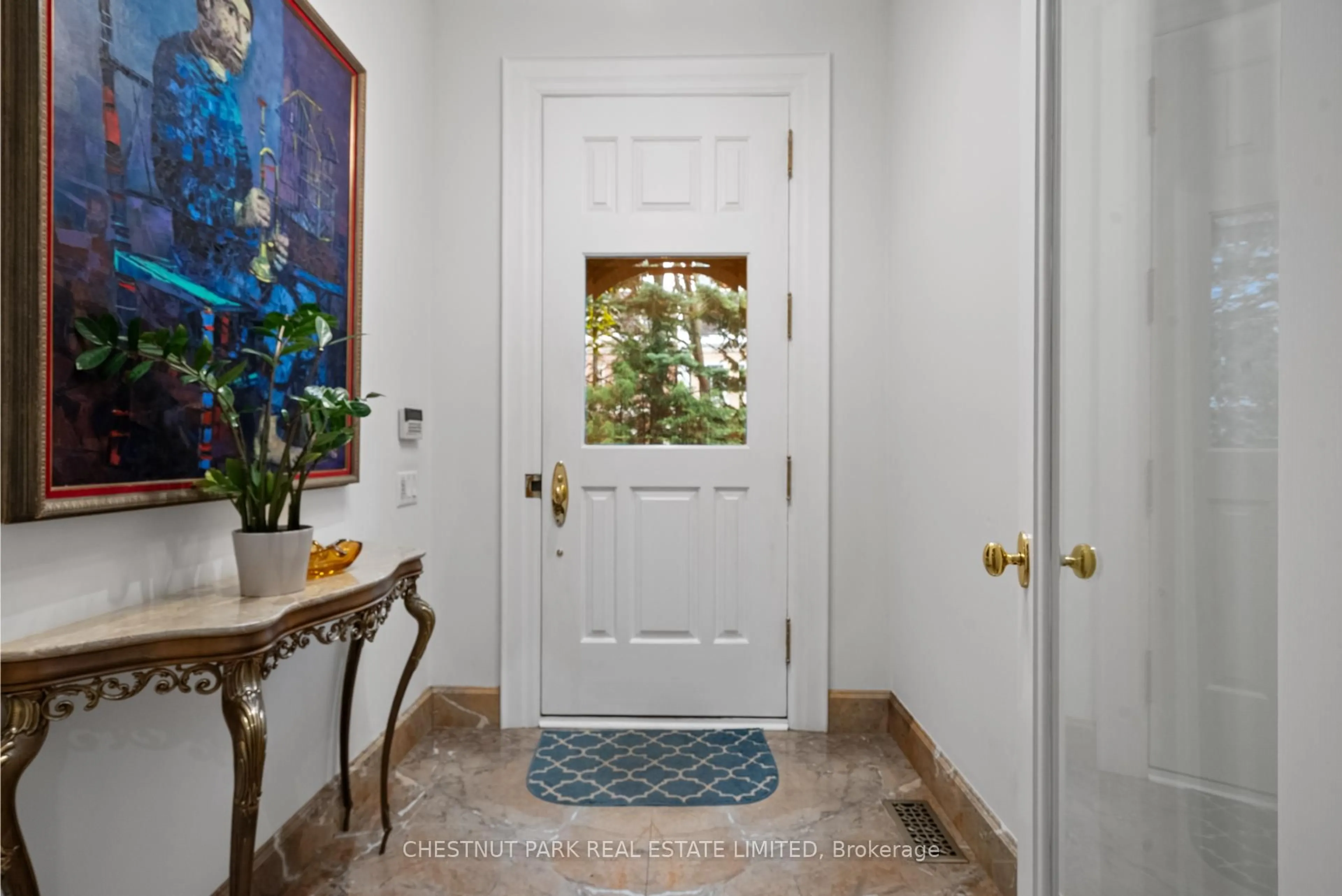 Indoor entryway for 46 Lowther Ave, Toronto Ontario M5R 1C6