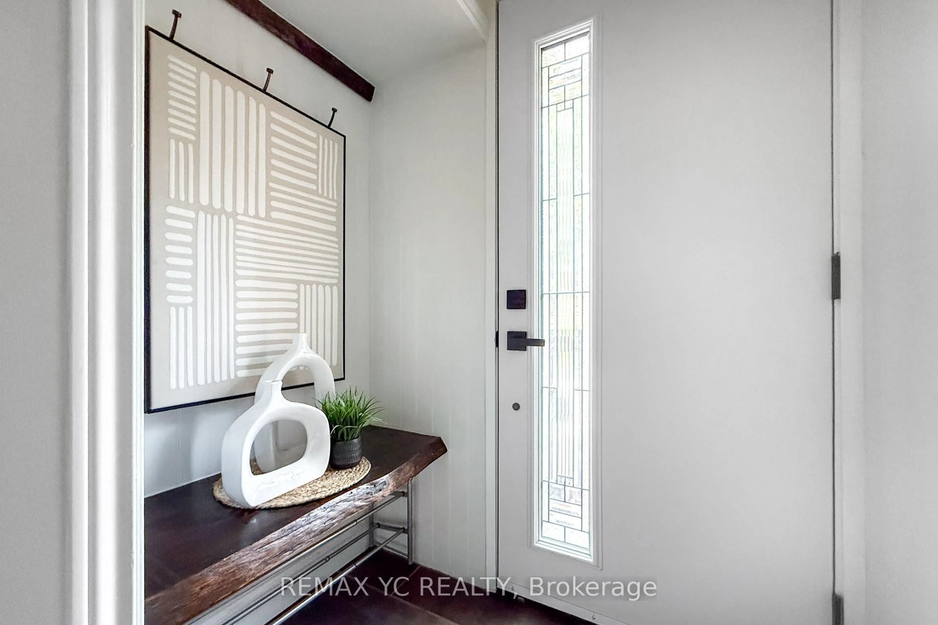 Indoor entryway for 242 Milan St, Toronto Ontario M5A 3Z6